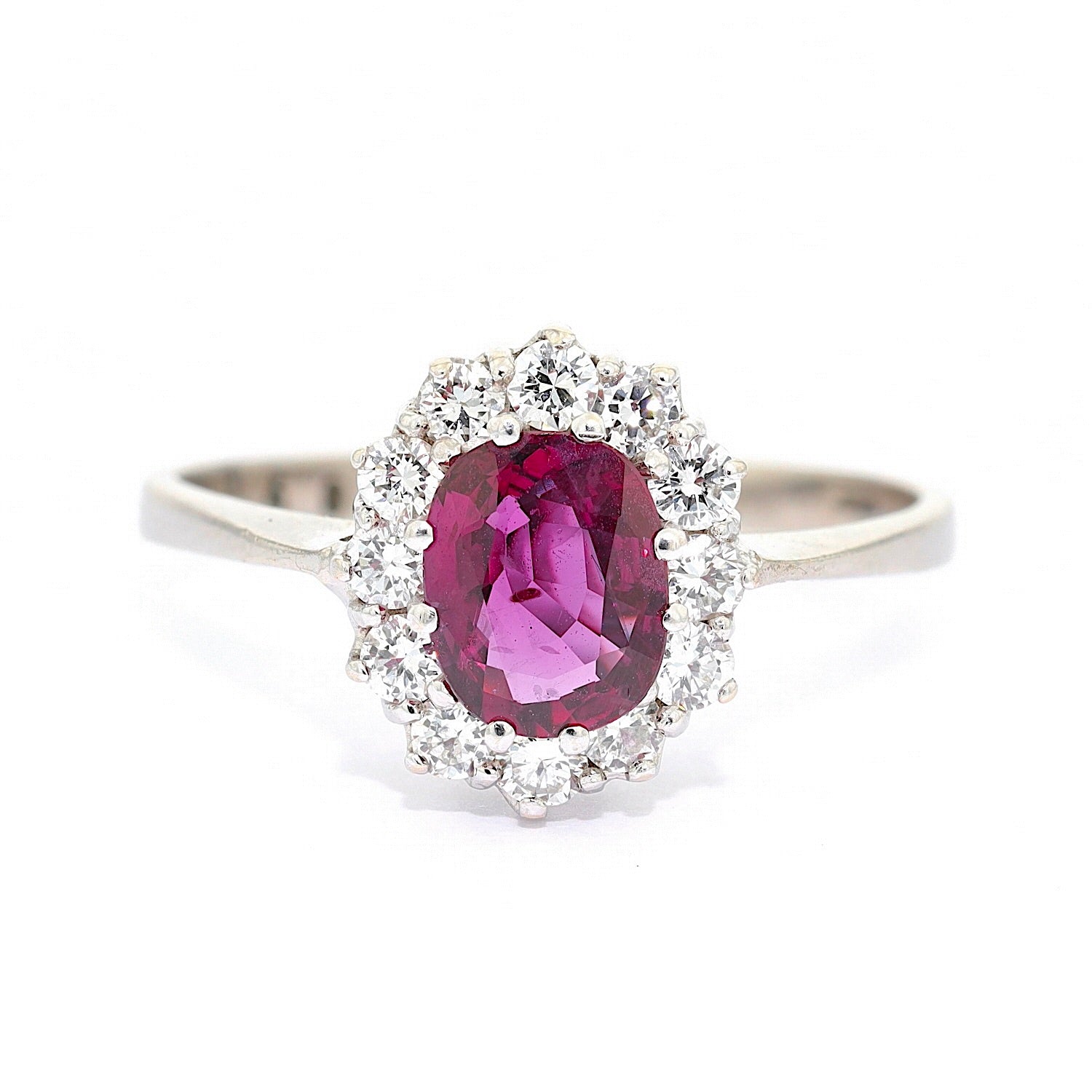 Ring in 585er Weißgold mit einem Rubin und Brillanten, liegend frontal