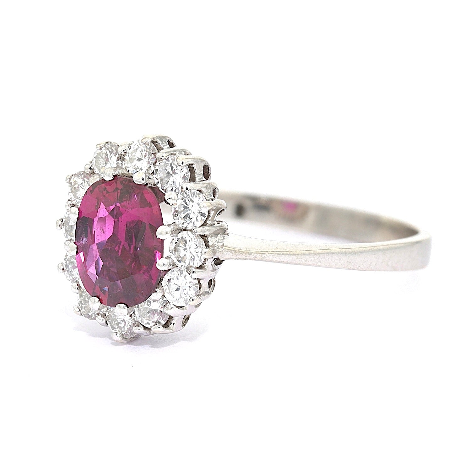 Ring in 585er Weißgold mit einem Rubin und Brillanten, liegend links gedreht