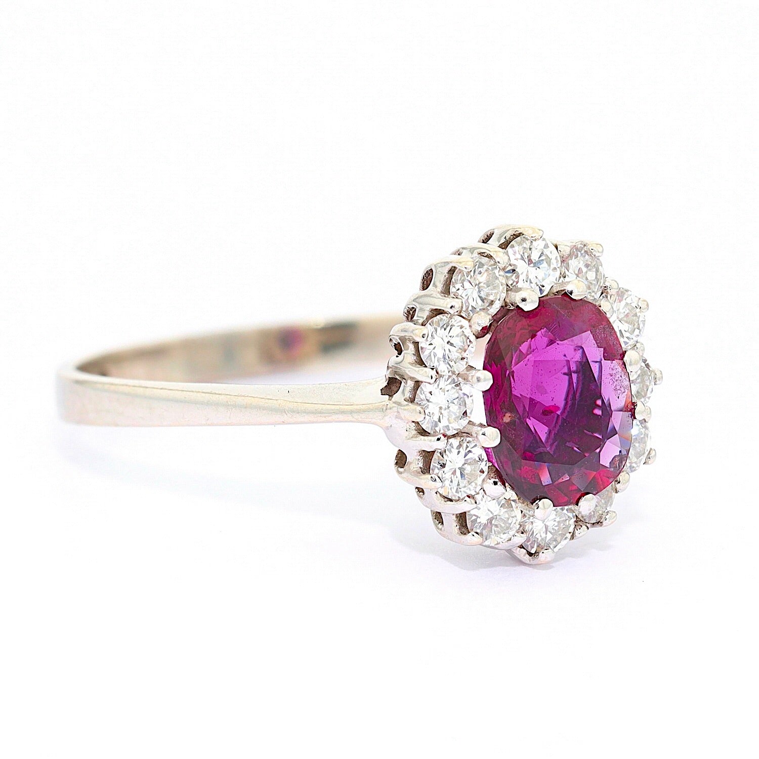 Ring in 585er Weißgold mit einem Rubin und Brillanten, liegend rechts gedreht