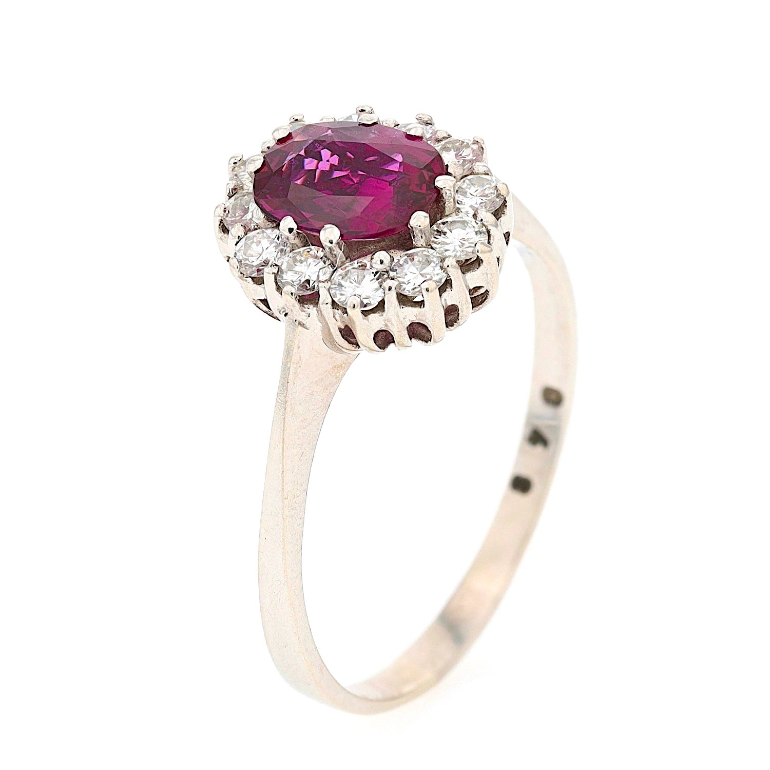Ring in 585er Weißgold mit einem Rubin und Brillanten, stehend
