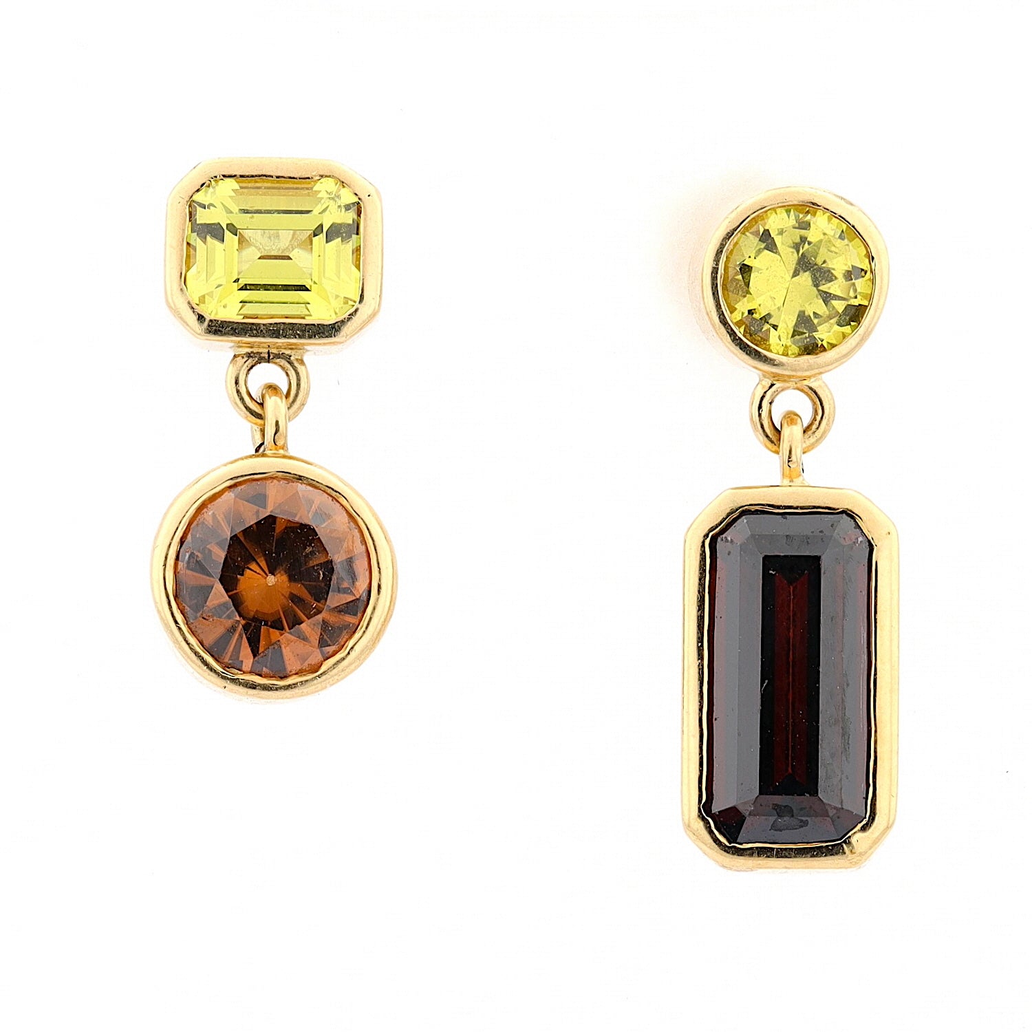 1 Paar Ohrringe aus 750er Gelbgold mit grünen Saphiren und natürlichen Zirkonen, hängend frontal