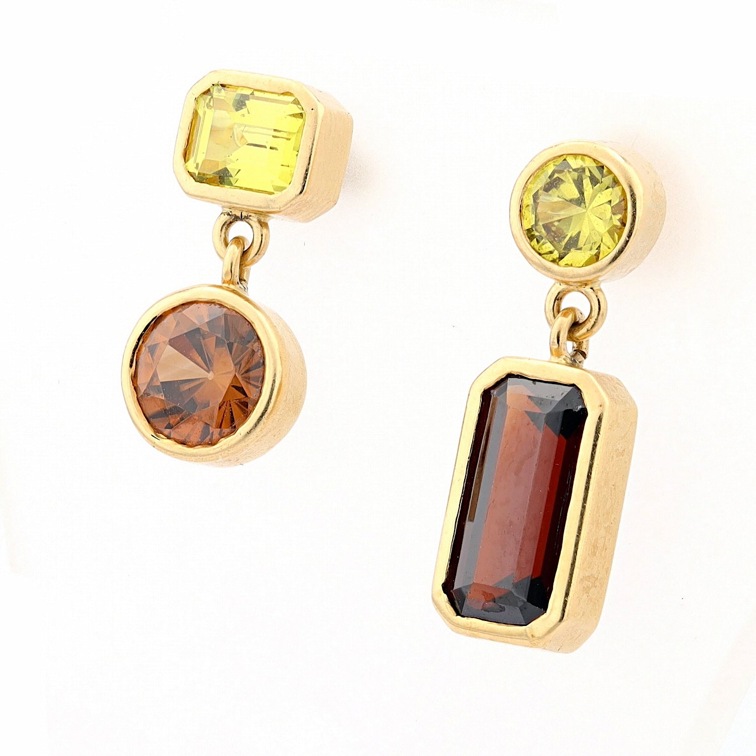 1 Paar Ohrringe aus 750er Gelbgold mit grünen Saphiren und natürlichen Zirkonen, hängend links gedreht