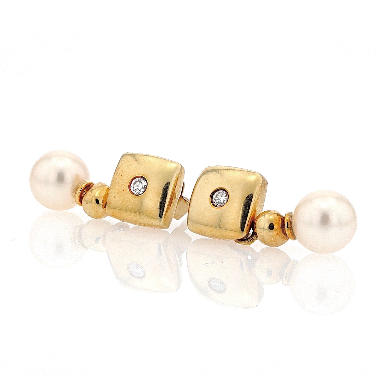 1 Paar Ohrringe aus 585er Gelbgold mit Zuchtperlen und Brillanten, liegend links gedreht