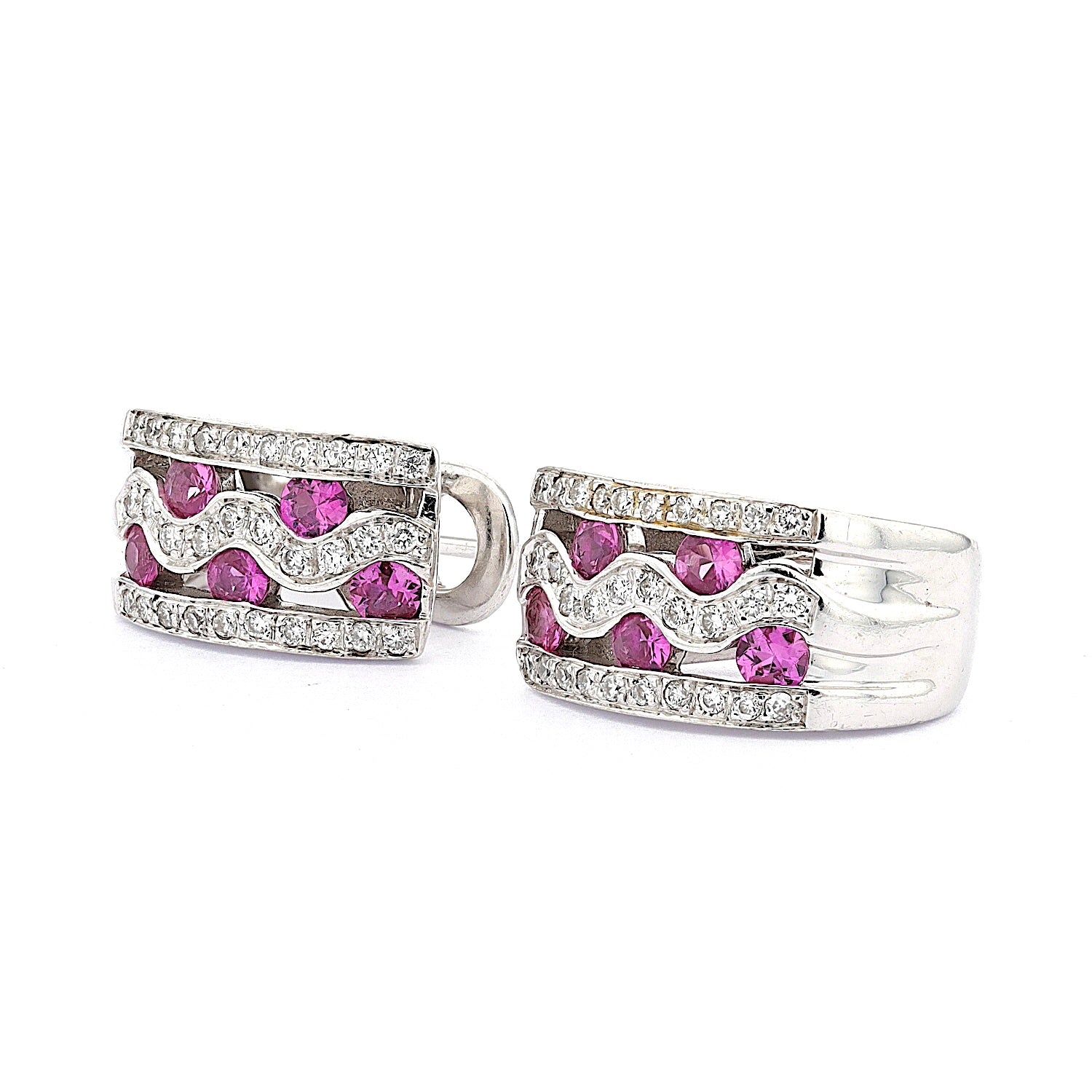 1 Paar Ohrstecker in 750er Weißgold mit Brillanten und pinkfarbenen Saphiren, liegend links gedreht