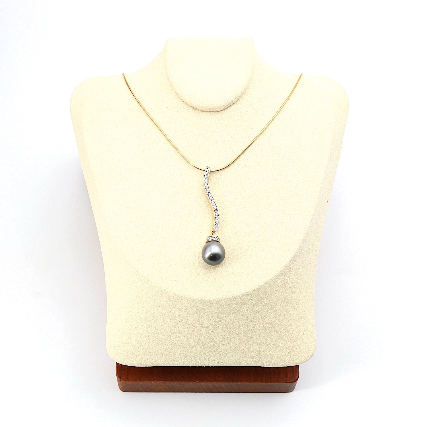 Vintage Anhänger mit Schlangenkette in 585er Gelbgold mit Brillanten und einer Tahiti Zuchtperle, an der Büste