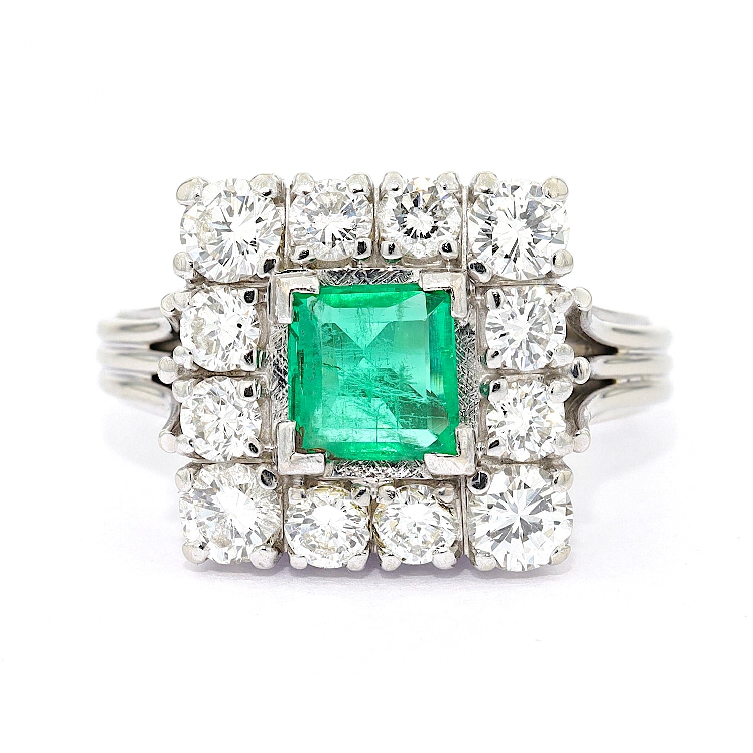 Vintage Ring in 585er Weißgold mit einem Smaragd und Brillanten mit insgesamt ca. 1,3 ct, liegend frontal