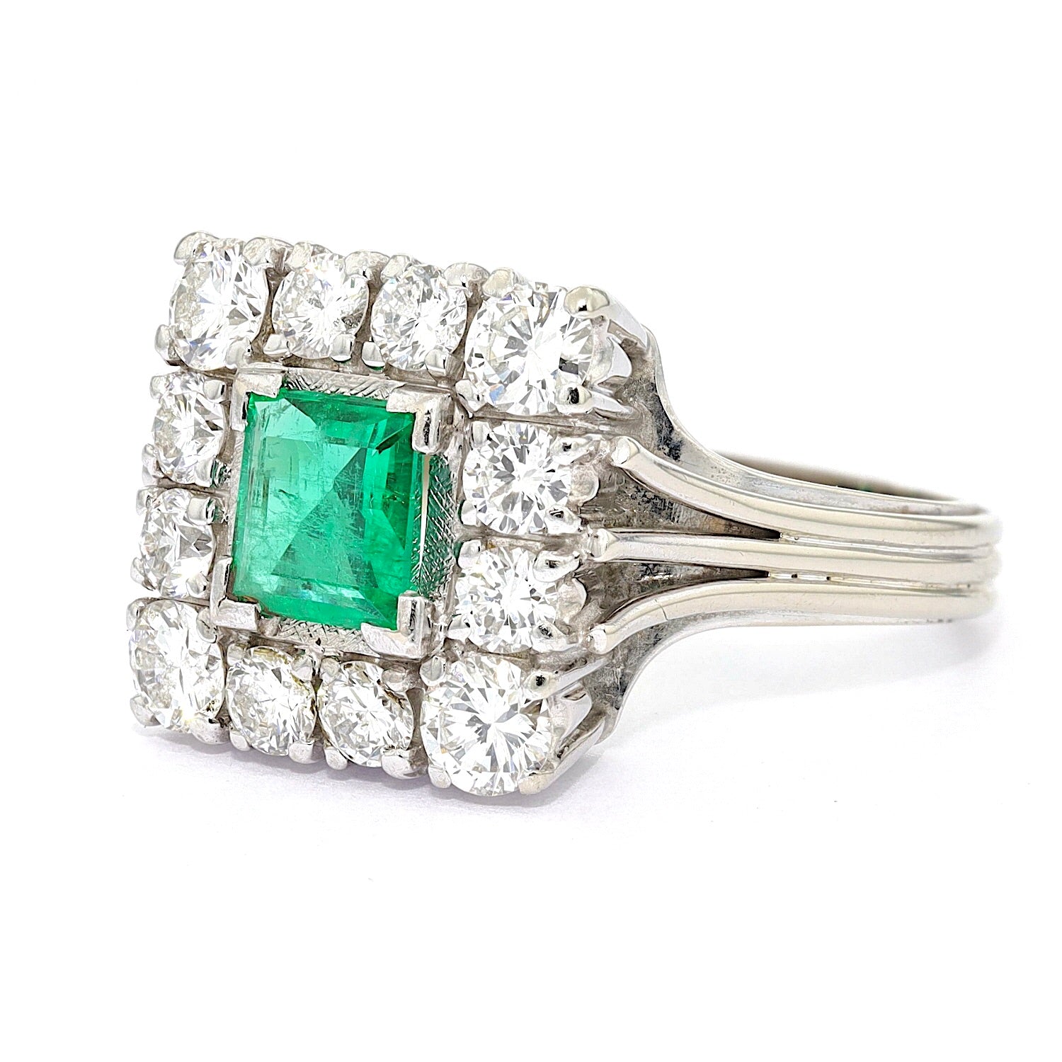 Vintage Ring in 585er Weißgold mit einem Smaragd und Brillanten mit insgesamt ca. 1,3 ct, liegend links gedreht