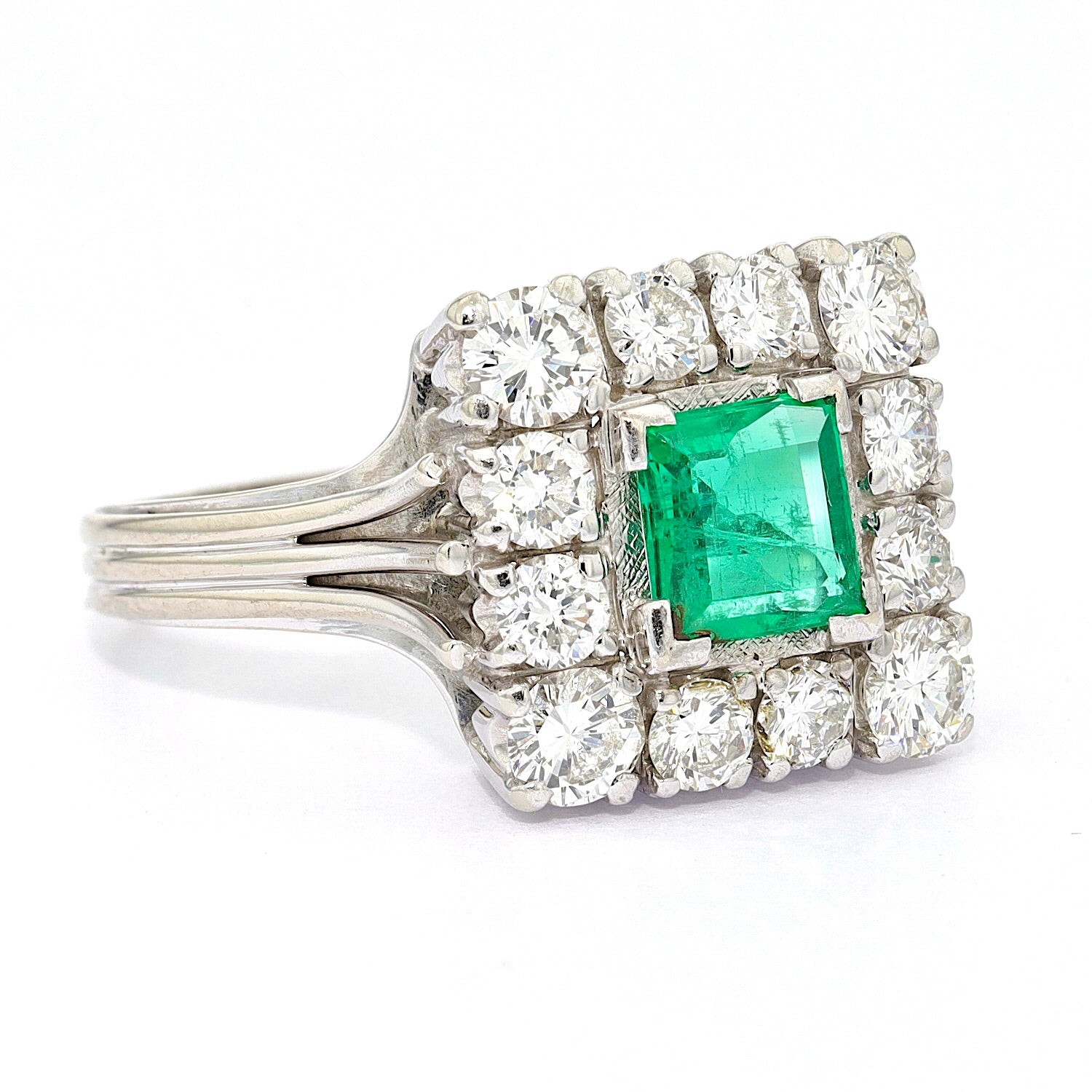 Vintage Ring in 585er Weißgold mit einem Smaragd und Brillanten mit insgesamt ca. 1,3 ct, liegend rechts gedreht