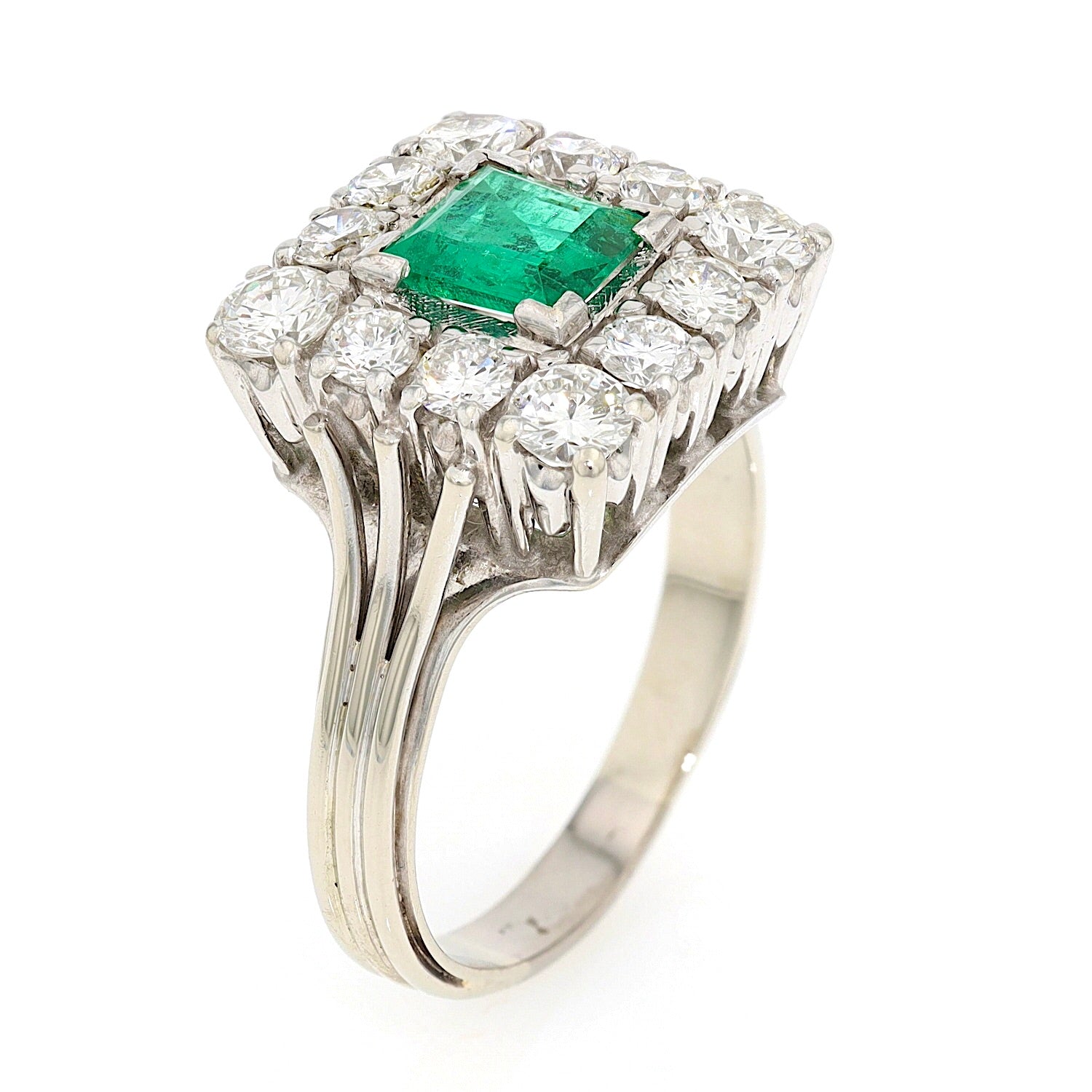 Vintage Ring in 585er Weißgold mit einem Smaragd und Brillanten mit insgesamt ca. 1,3 ct, stehend