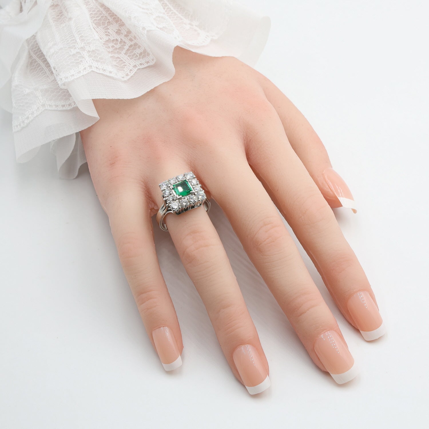 Vintage Ring in 585er Weißgold mit einem Smaragd und Brillanten mit insgesamt ca. 1,3 ct, an der Hand