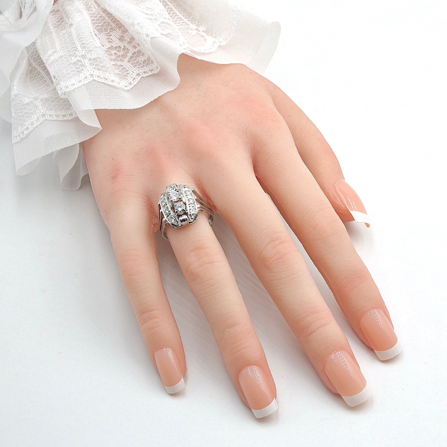 Vintage Ring in 750er Weißgold mit Brillanten, gesamt ca. 1,25 ct, an der Hand