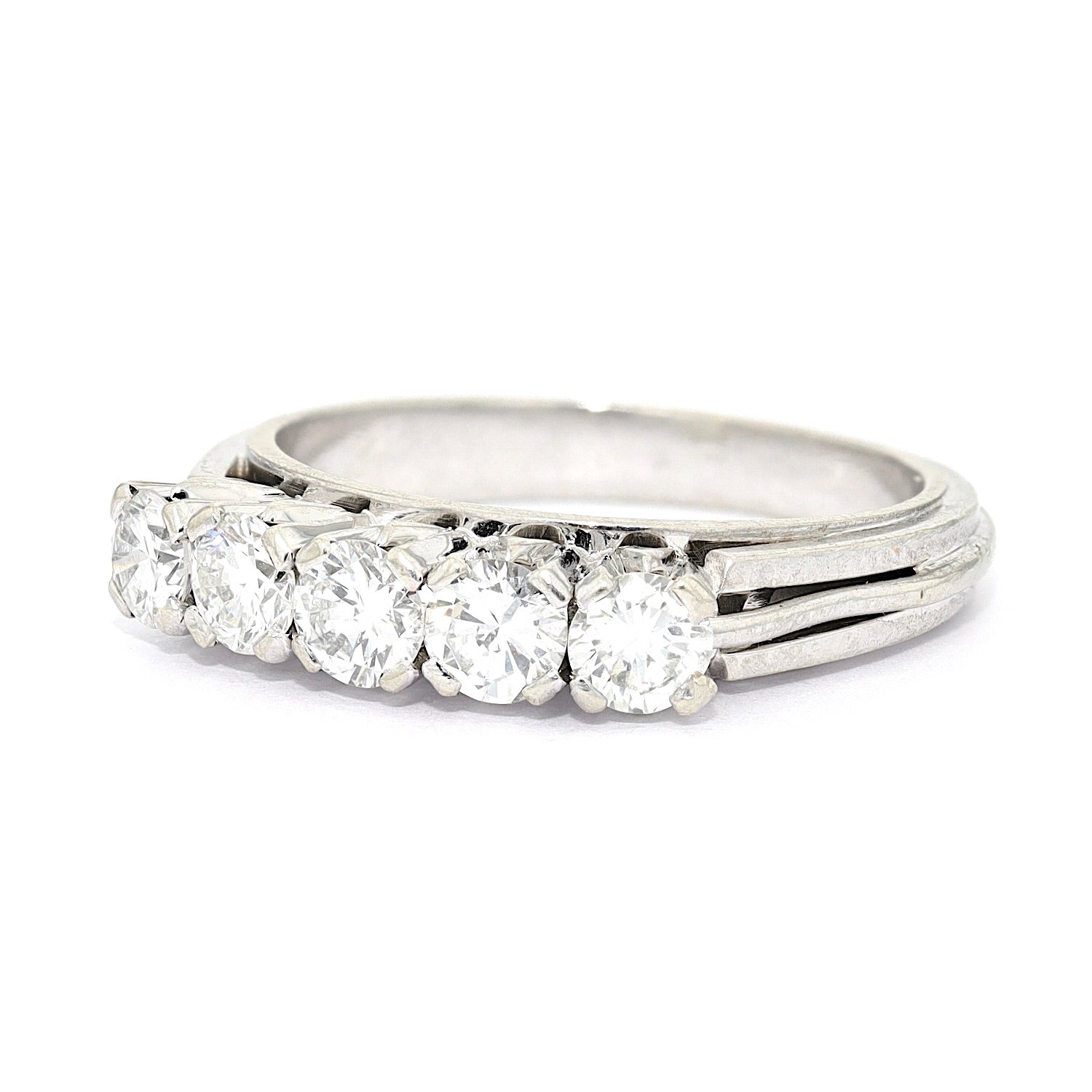 Ring in 750er Weißgold mit 5 Brillanten, gesamt ca. 1 ct, liegend links gedreht