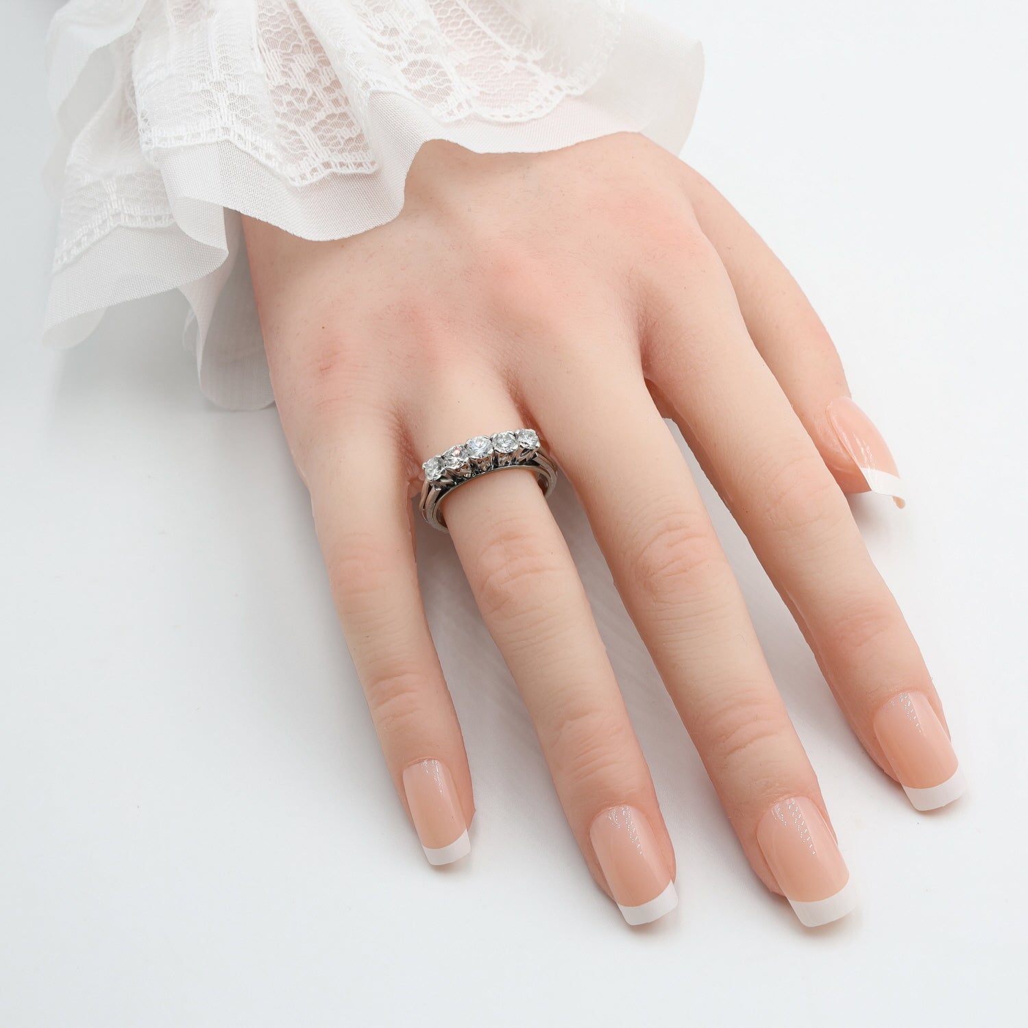 Ring in 750er Weißgold mit 5 Brillanten, gesamt ca. 1 ct, an der Hand