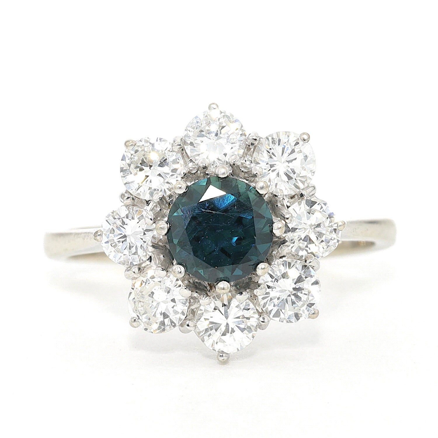 Ring in 750er Weißgold mit einem Saphir und Brillanten, ges. ca. 0,97 ct, liegend frontal