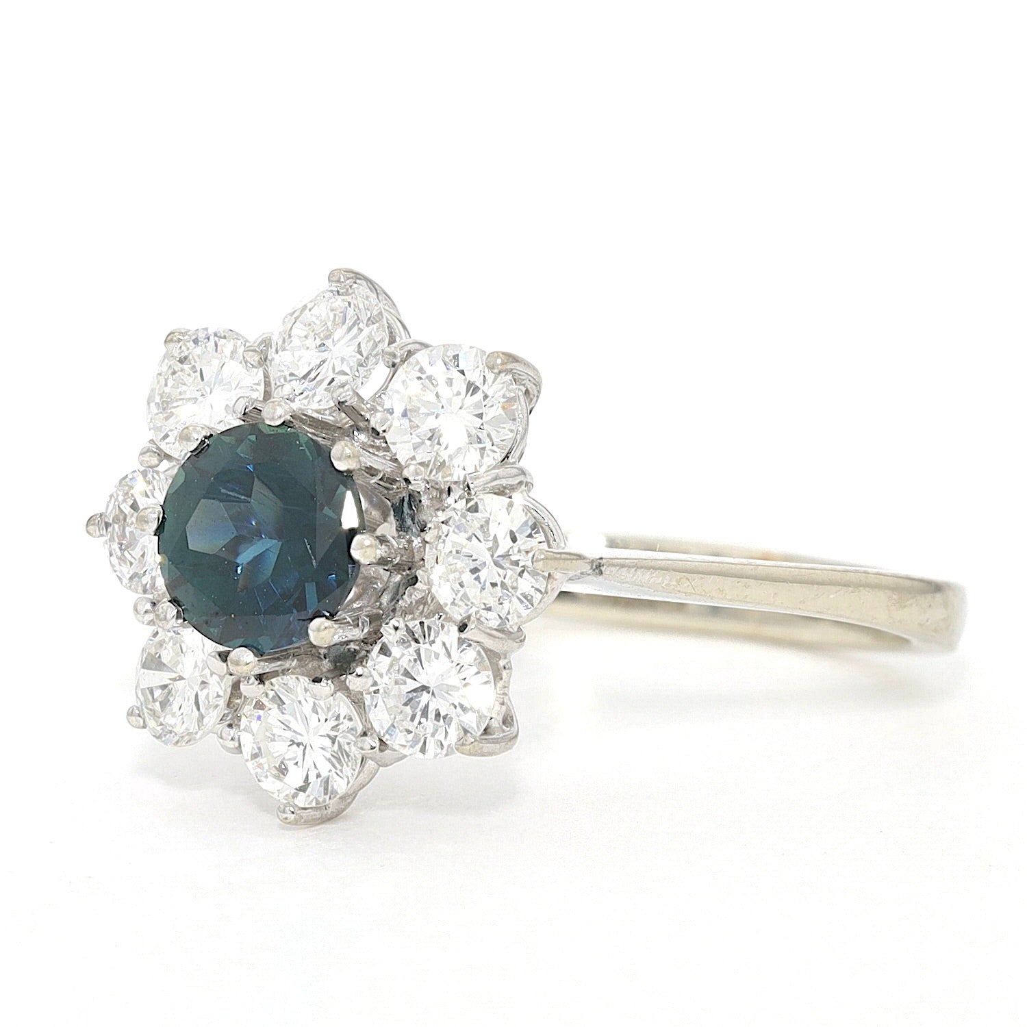 Ring in 750er Weißgold mit einem Saphir und Brillanten, ges. ca. 0,97 ct, liegend links gedreht