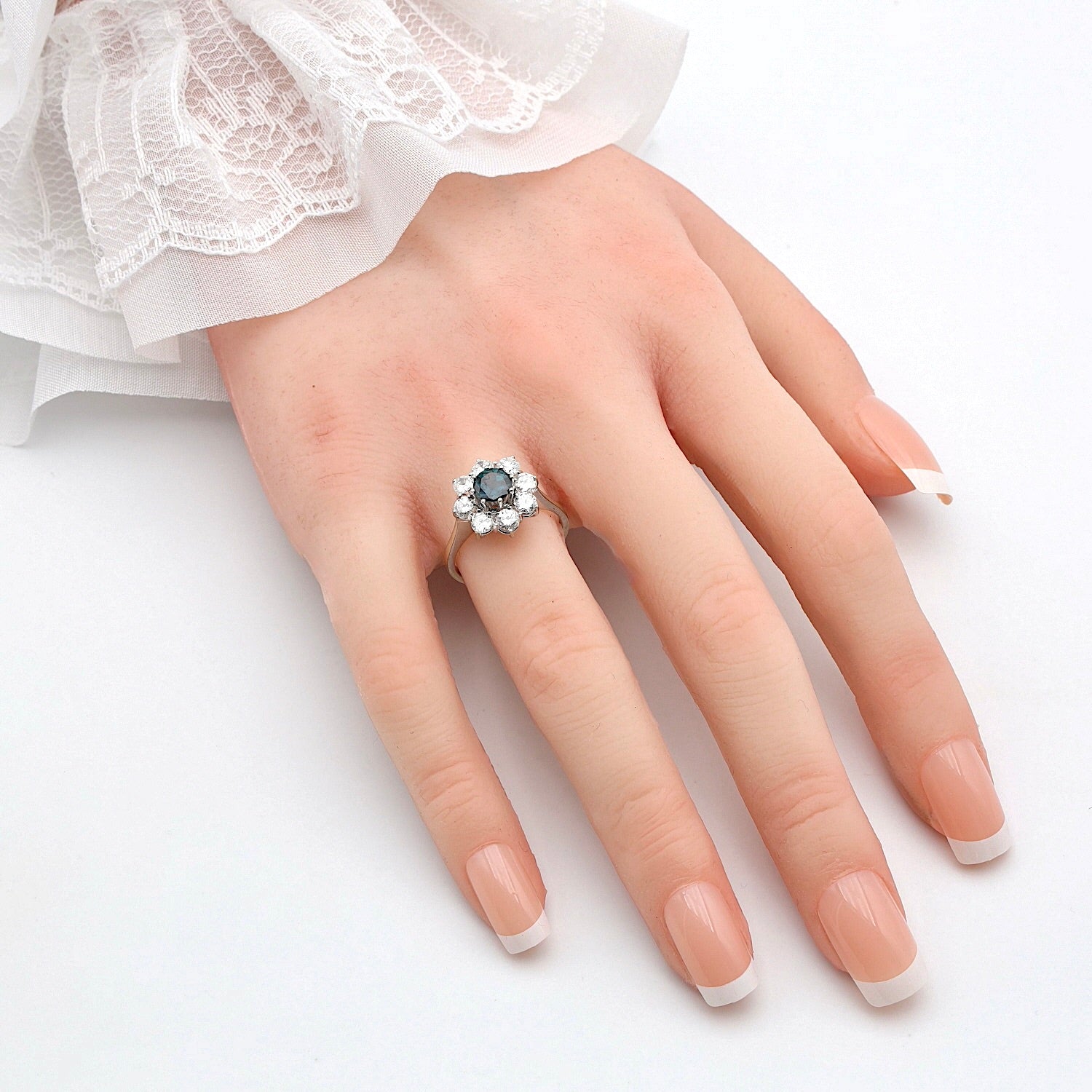 Ring in 750er Weißgold mit einem Saphir und Brillanten, ges. ca. 0,97 ct, an der Hand