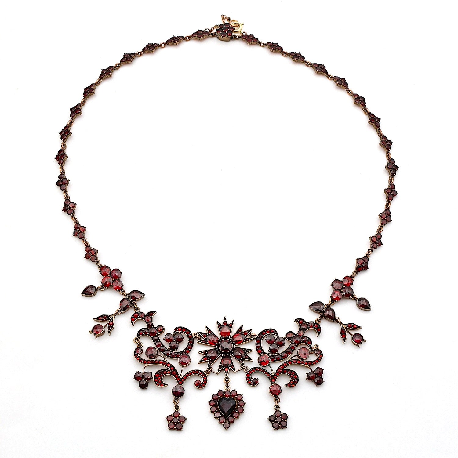 Granatcollier um 1900 aus Tombak, vergoldet, liegend Draufsicht