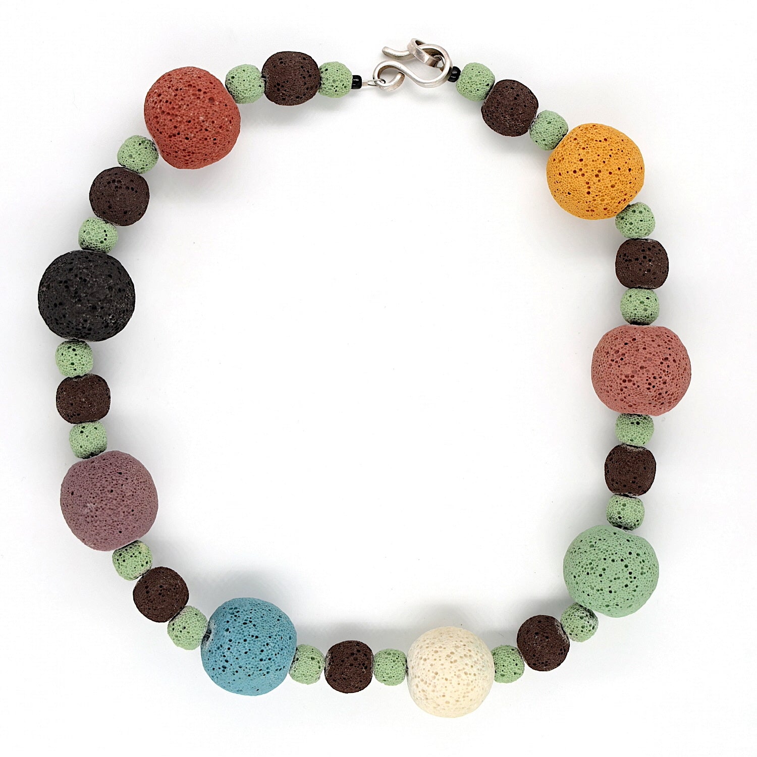 Collier aus gefärbter Schaumkoralle mit einem Schloss in 925er Silber, liegend Draufsicht