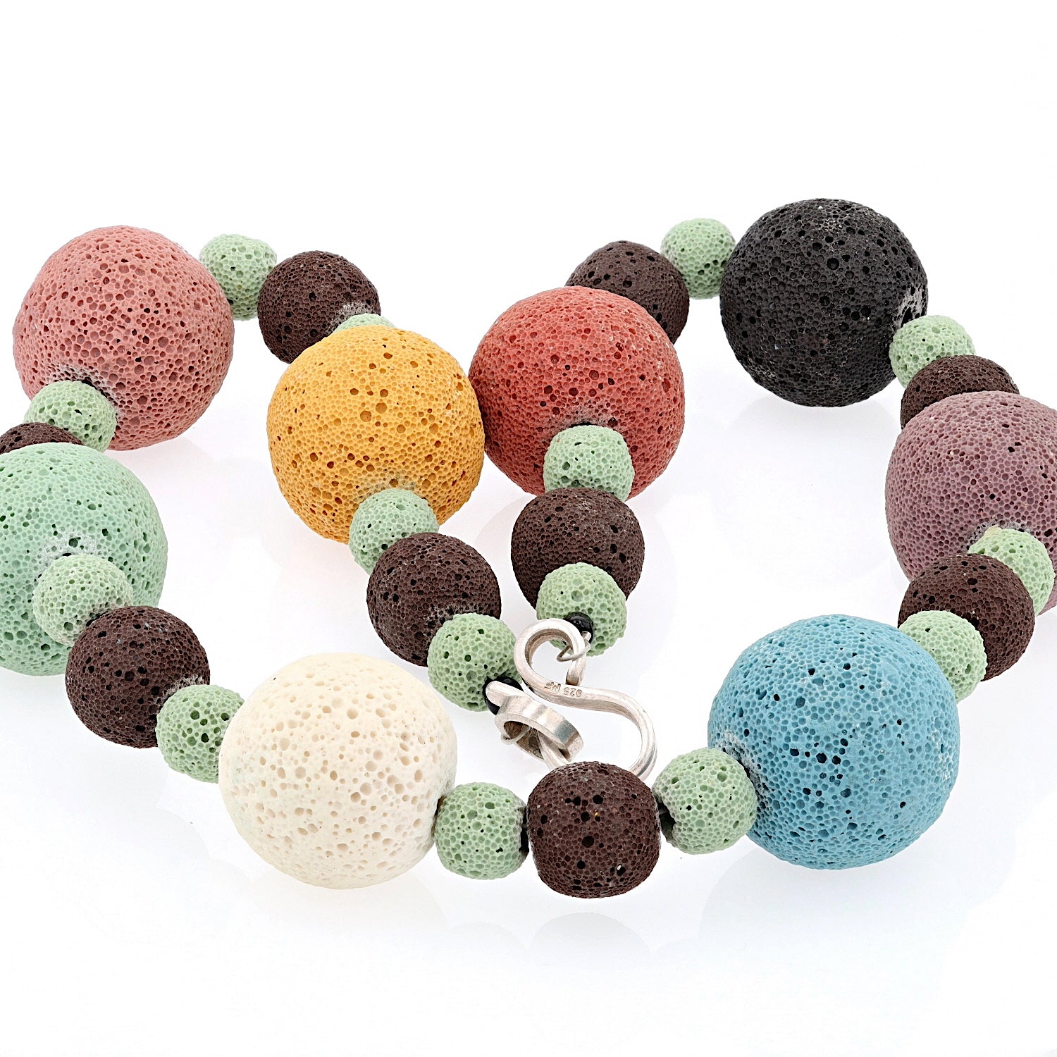 Collier aus gefärbter Schaumkoralle mit einem Schloss in 925er Silber, liegend frontal