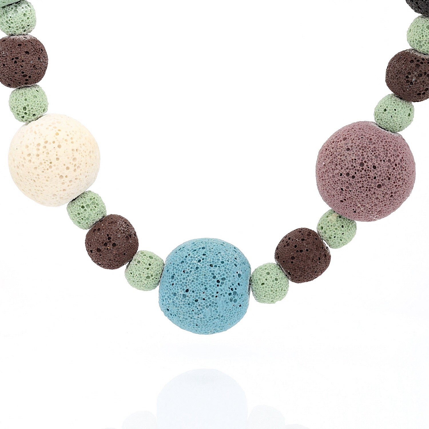 Collier aus gefärbter Schaumkoralle mit einem Schloss in 925er Silber, hängend frontal