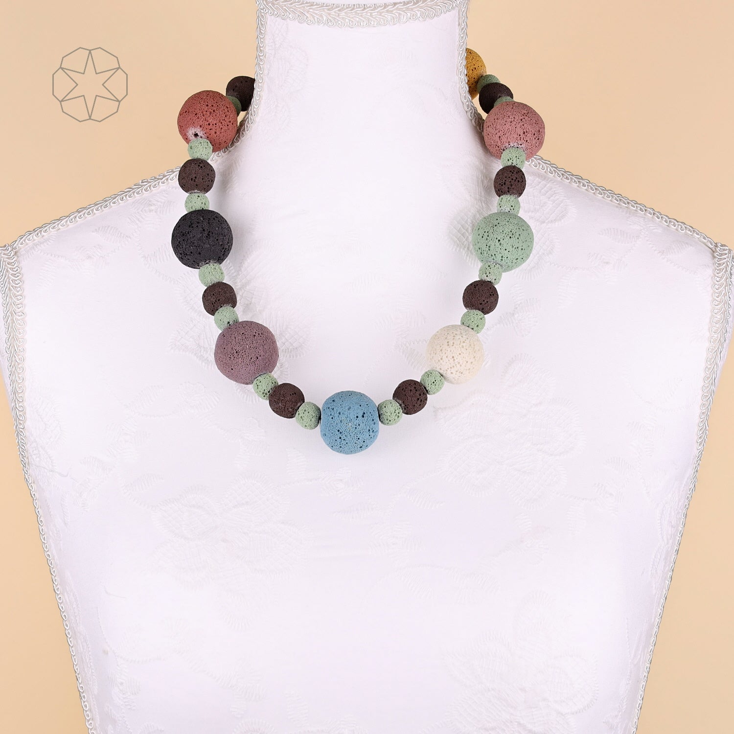 Collier aus gefärbter Schaumkoralle mit einem Schloss in 925er Silber, an der Büste