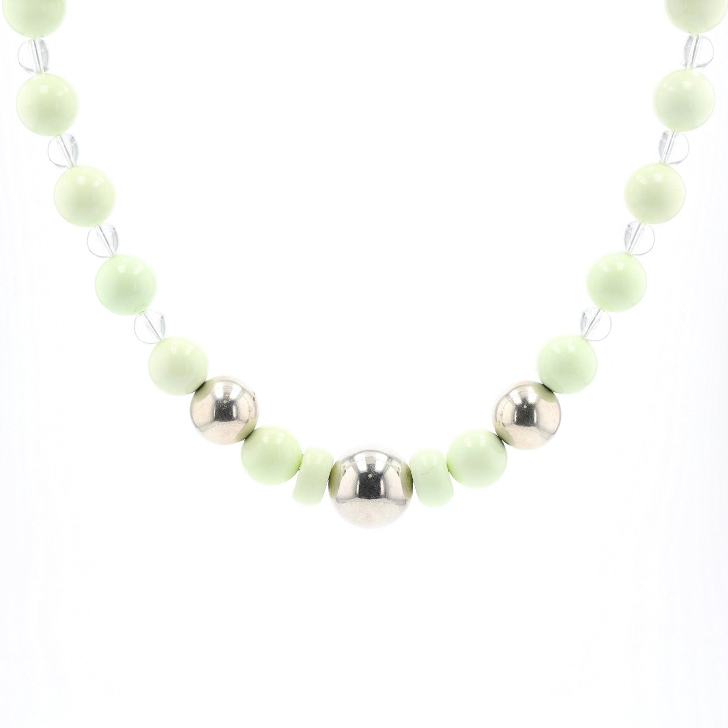 Kette aus gefärbtem Magnesit, Bergkristall und Silberkugeln, hängend frontal