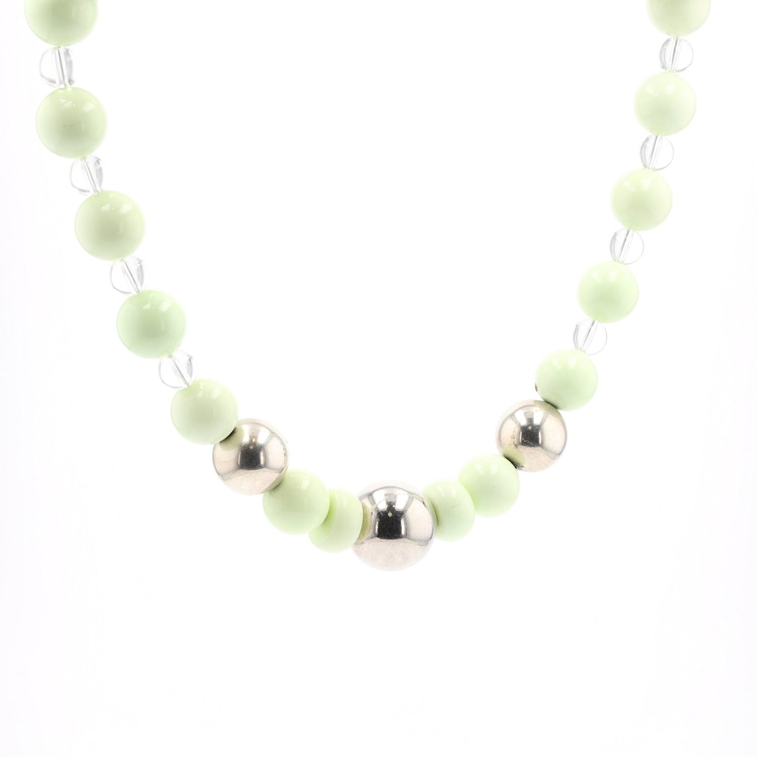 Kette aus gefärbtem Magnesit, Bergkristall und Silberkugeln, hängend links gedreht