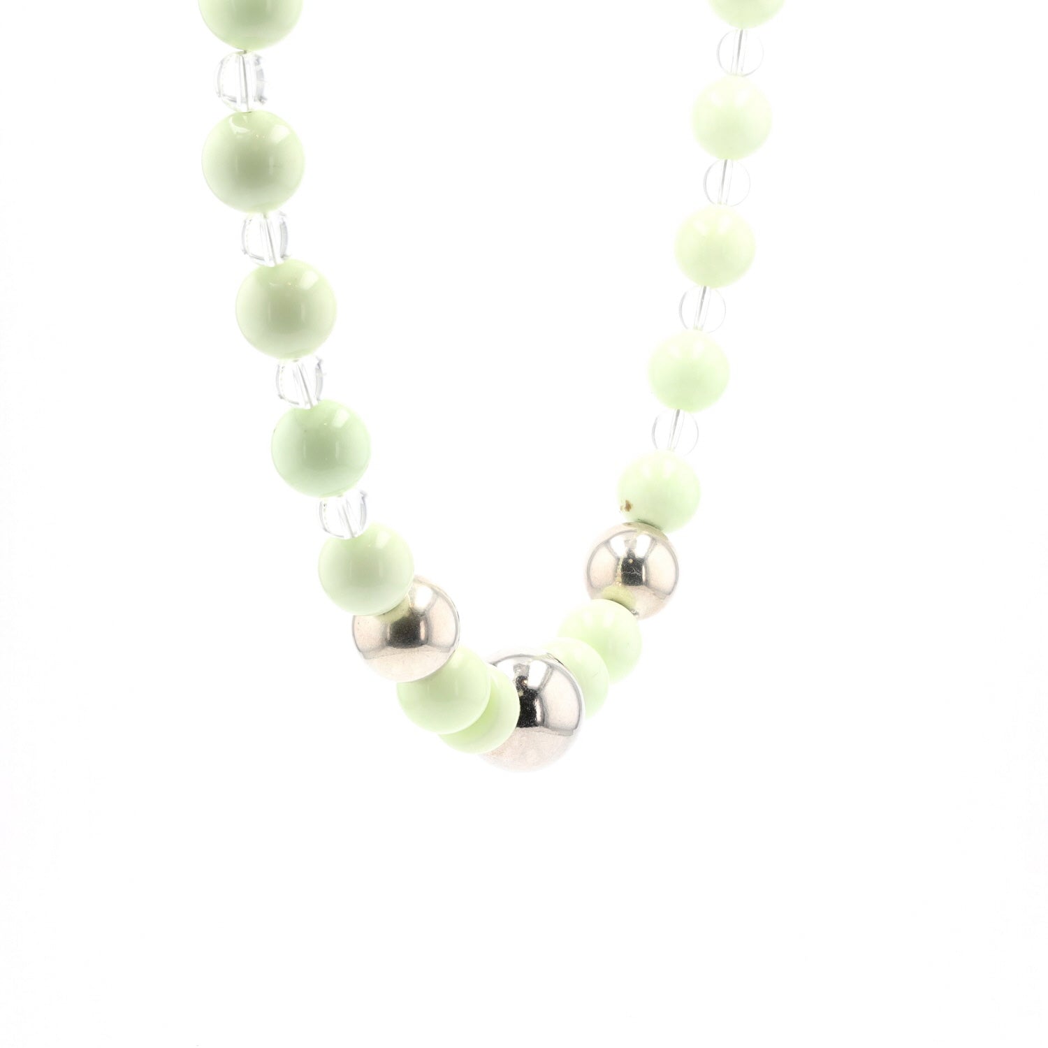 Kette aus gefärbtem Magnesit, Bergkristall und Silberkugeln, hängend rechts gedreht