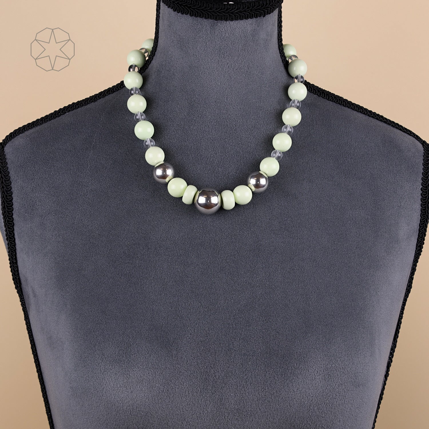 Kette aus gefärbtem Magnesit, Bergkristall und Silberkugeln, an der Büste