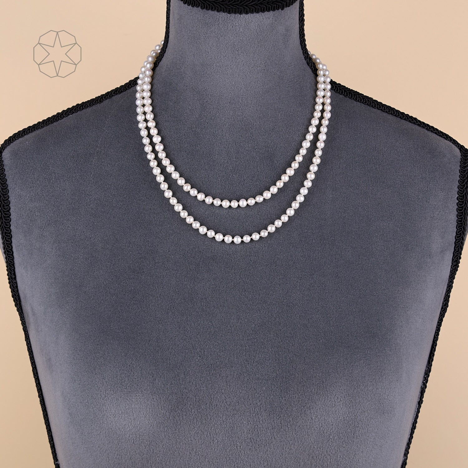 Endloskette mit Akoya-Zuchtperlen, an der Büste Kette kurz