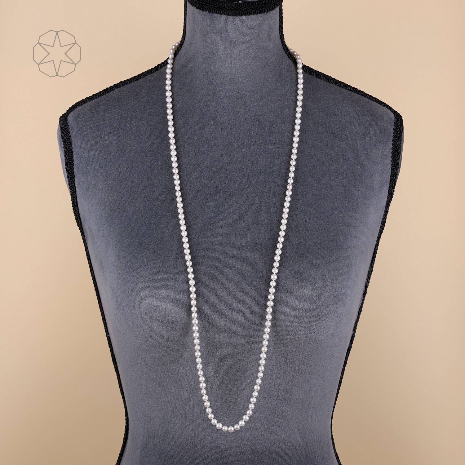 Endloskette mit Akoya-Zuchtperlen, an der Büste Kette lang