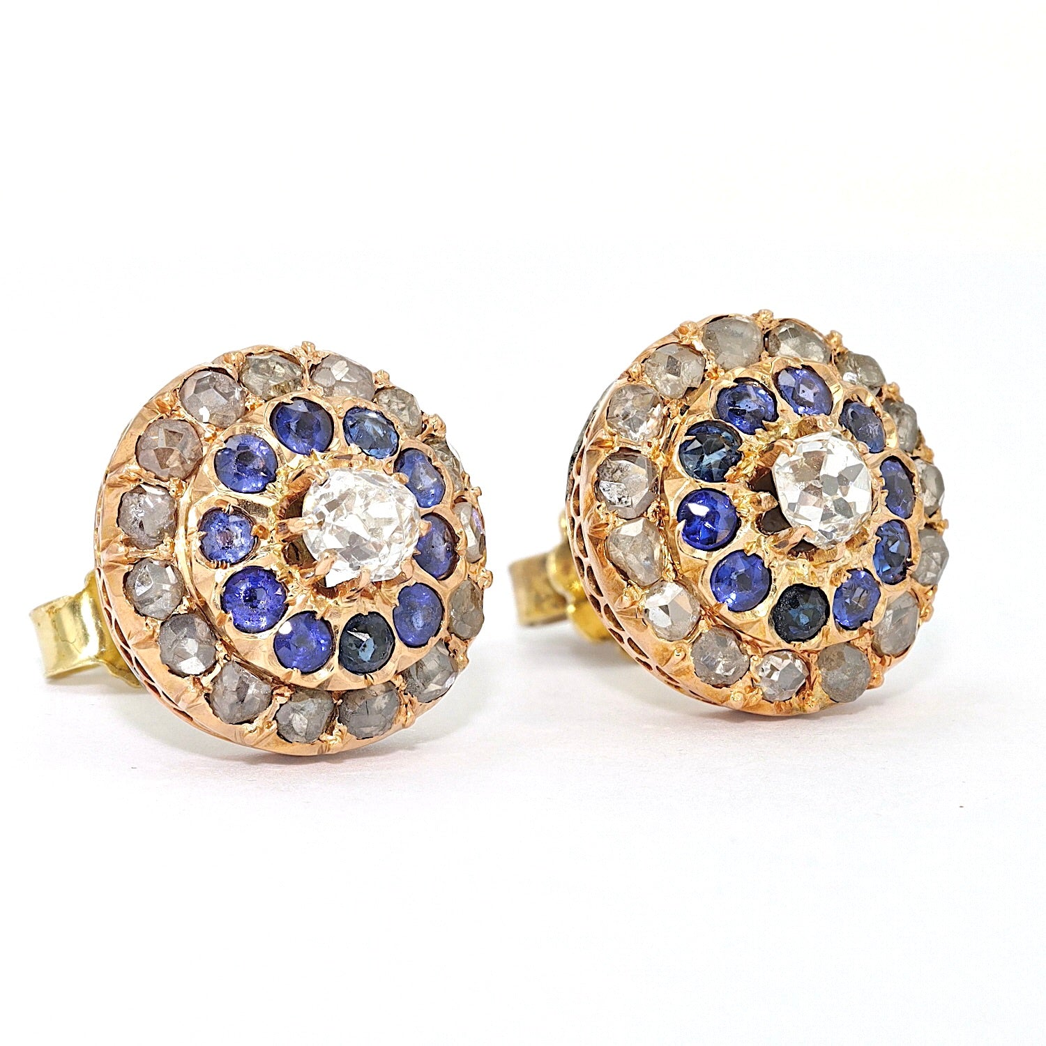 Viktorianische Ohrstecker in 750er Roségold mit Diamanten und Saphiren, liegend rechts gedreht