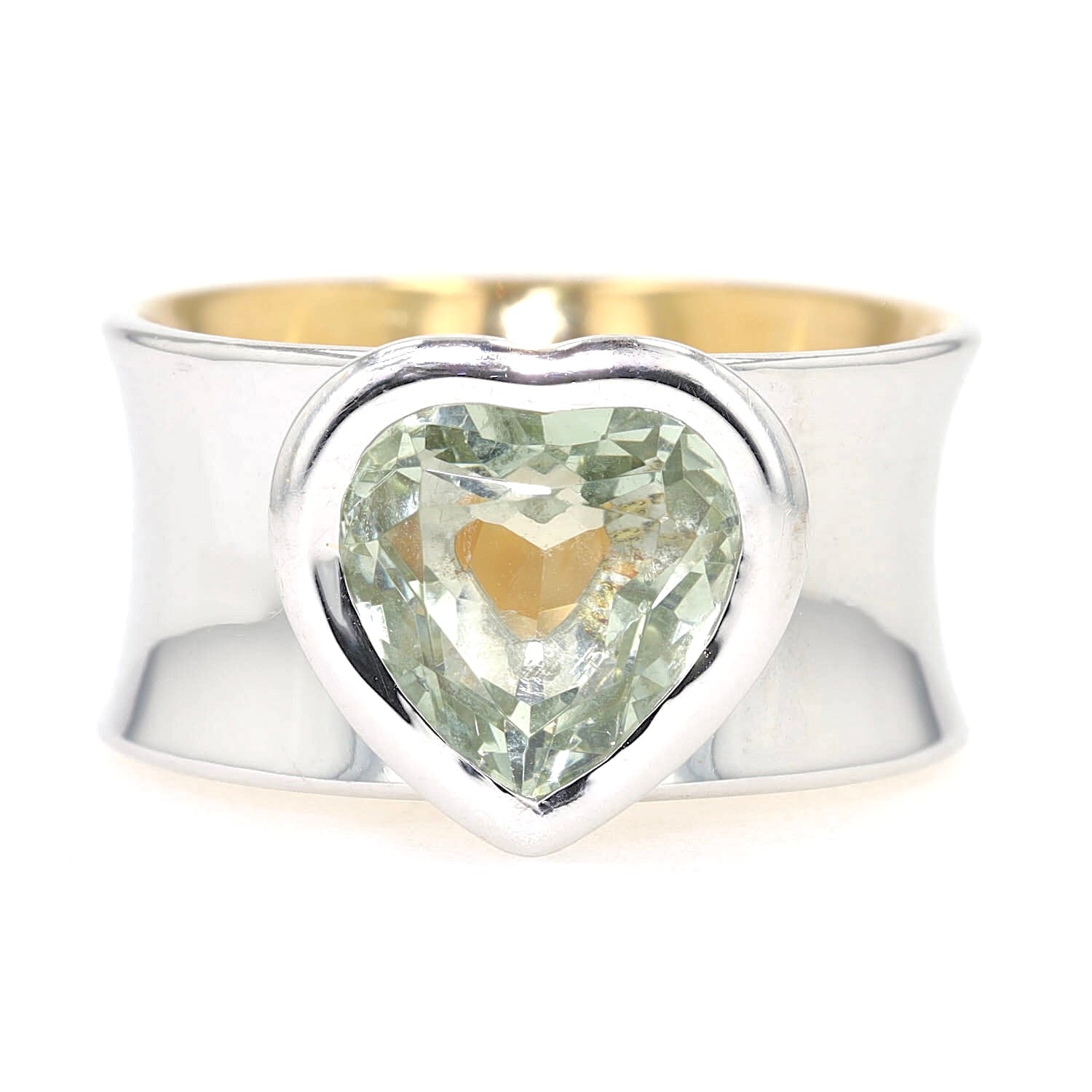 Ring in 750er Bicolor Gold mit einem grünen Beryll in Herzform, liegend frontal