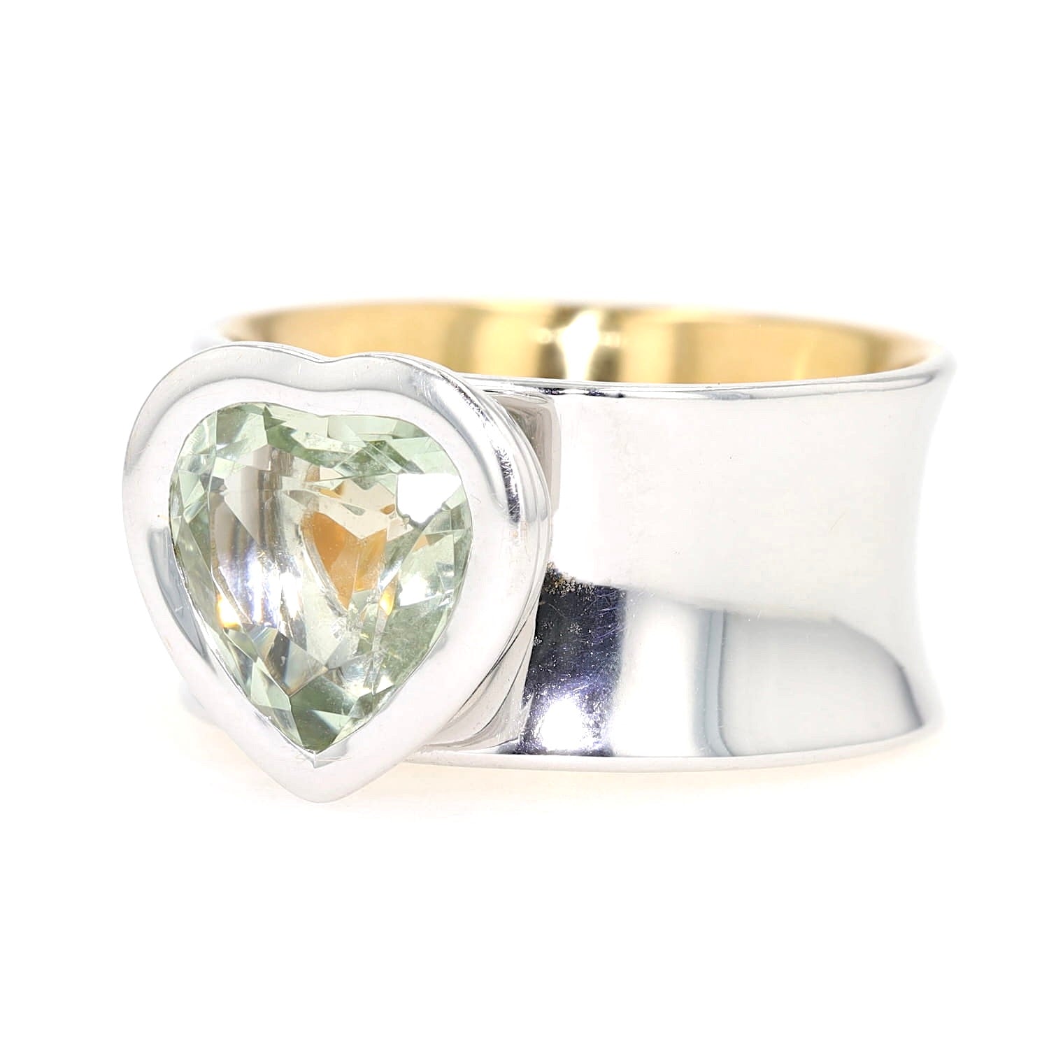 Ring in 750er Bicolor Gold mit einem grünen Beryll in Herzform, liegend links gedreht