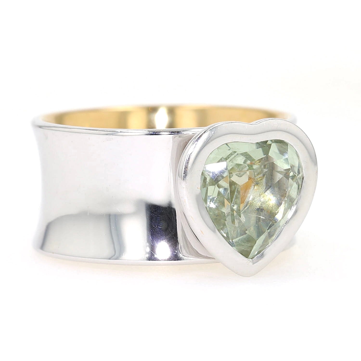 Ring in 750er Bicolor Gold mit einem grünen Beryll in Herzform, liegend rechts gedreht