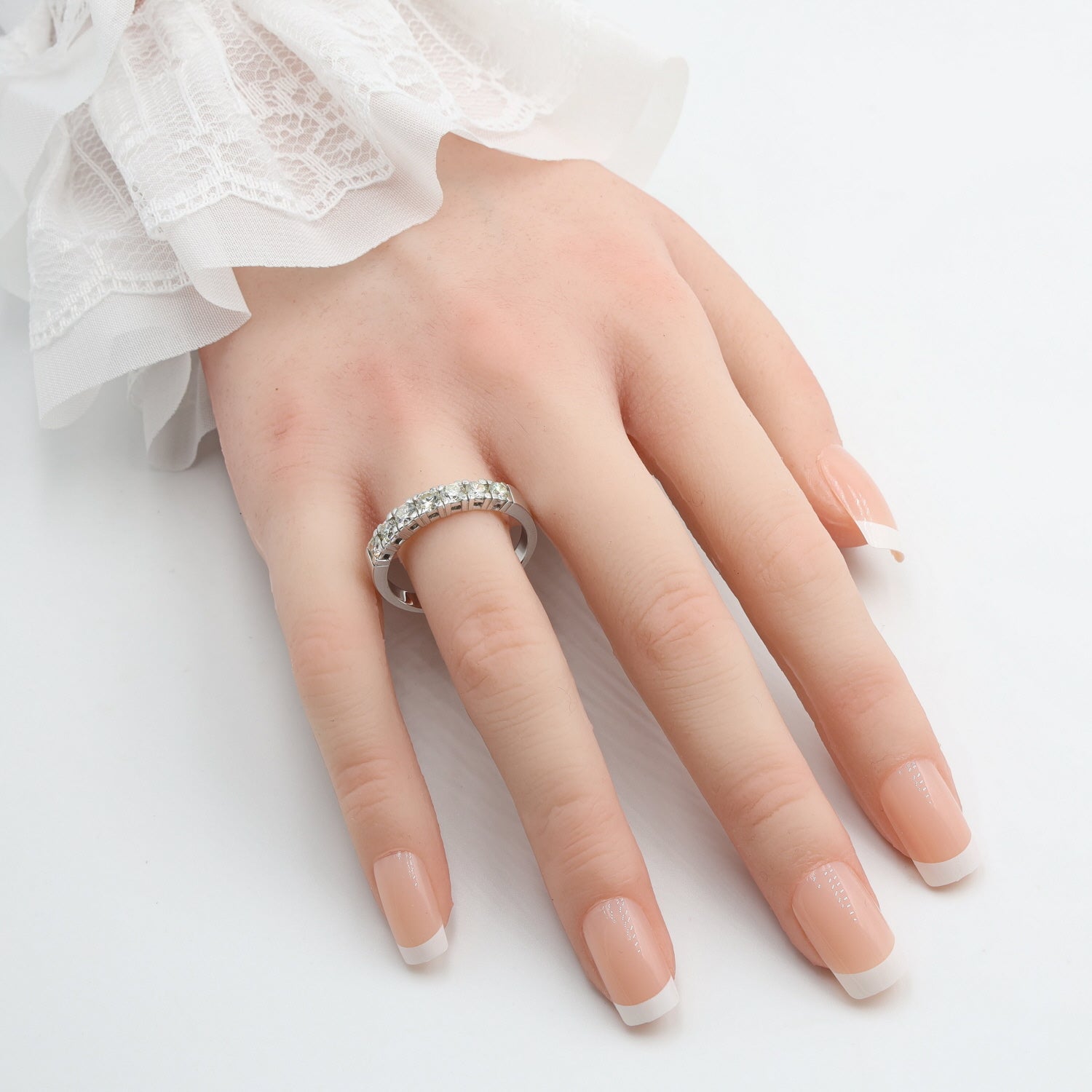 Ring in 585er Weißgold mit Brillanten, gesamt ca. 1 ct, an der Hand