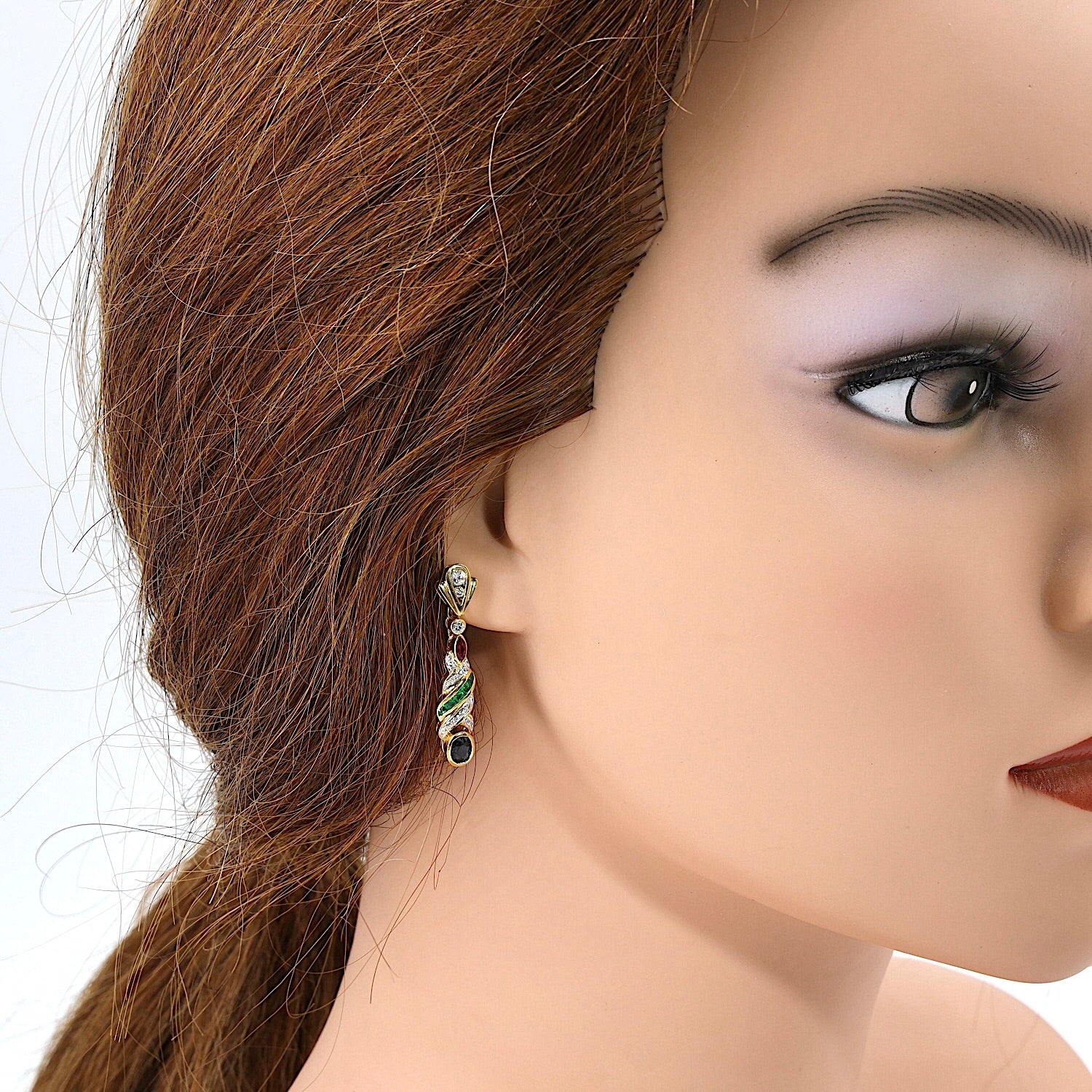 1 Paar Ohrhänger in 750er Gelbgold mit Brillanten, Rubinen, Saphiren und Smaragden, einzelnd am Ohr 2