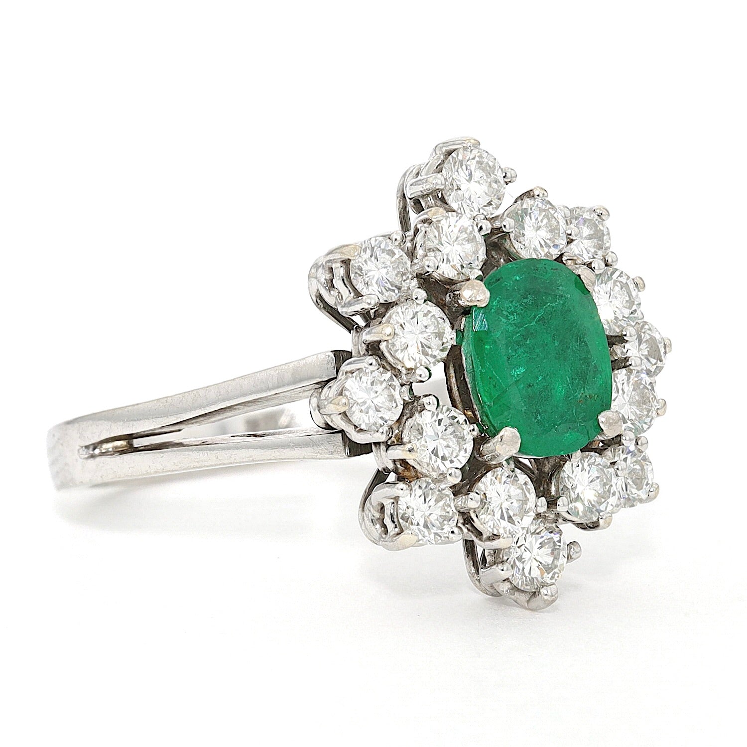 Ring in 750er Weißgold mit einem Smaragd und Brillanten, ges. ca. 1 ct, liegend rechts gedreht