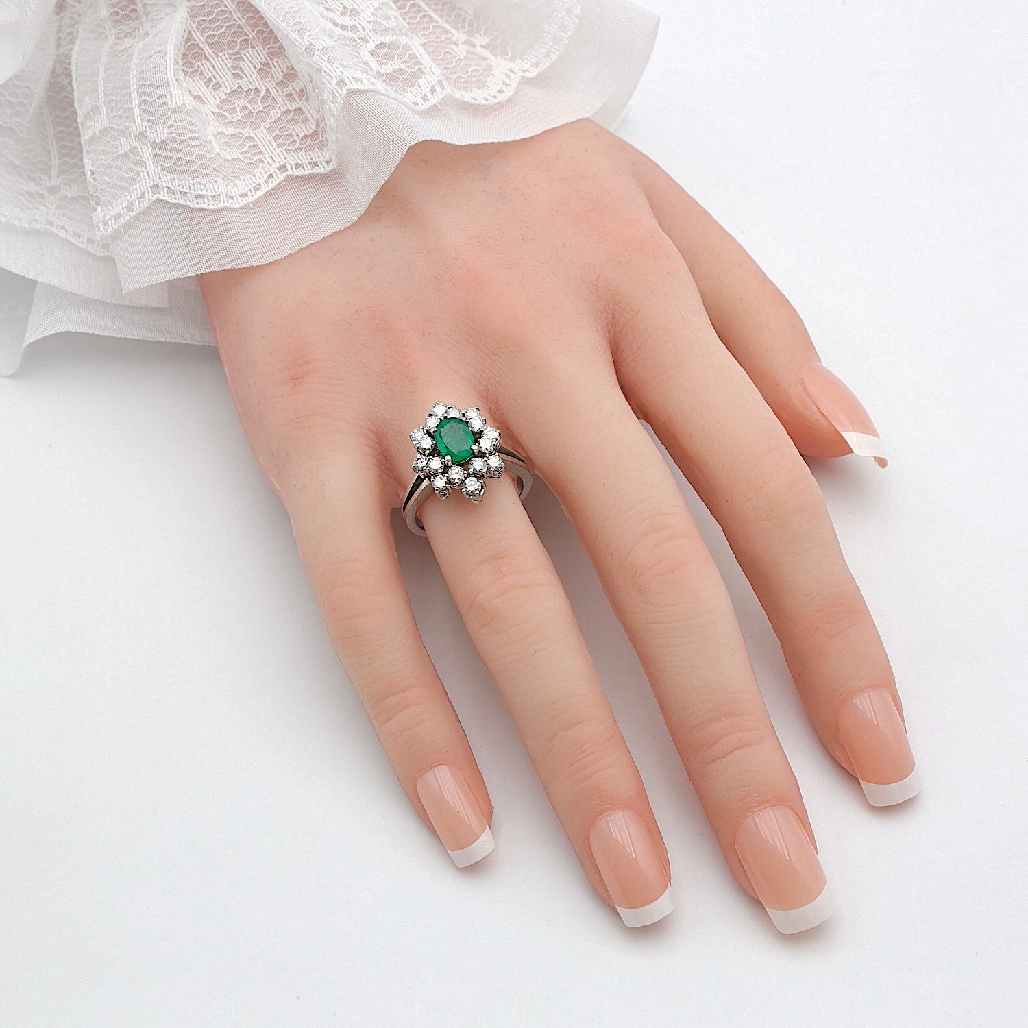 Ring in 750er Weißgold mit einem Smaragd und Brillanten, ges. ca. 1 ct, an der Hand