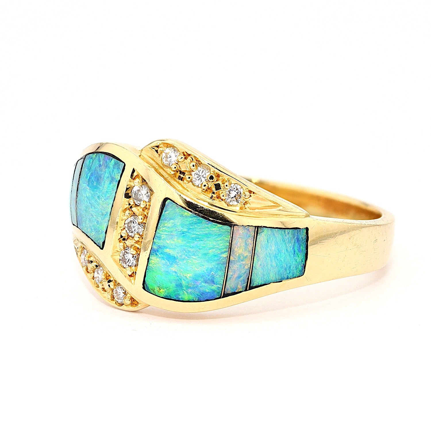 Ring in 18 kt Gelbgold mit Opalen und Brillanten, liegend links gedreht