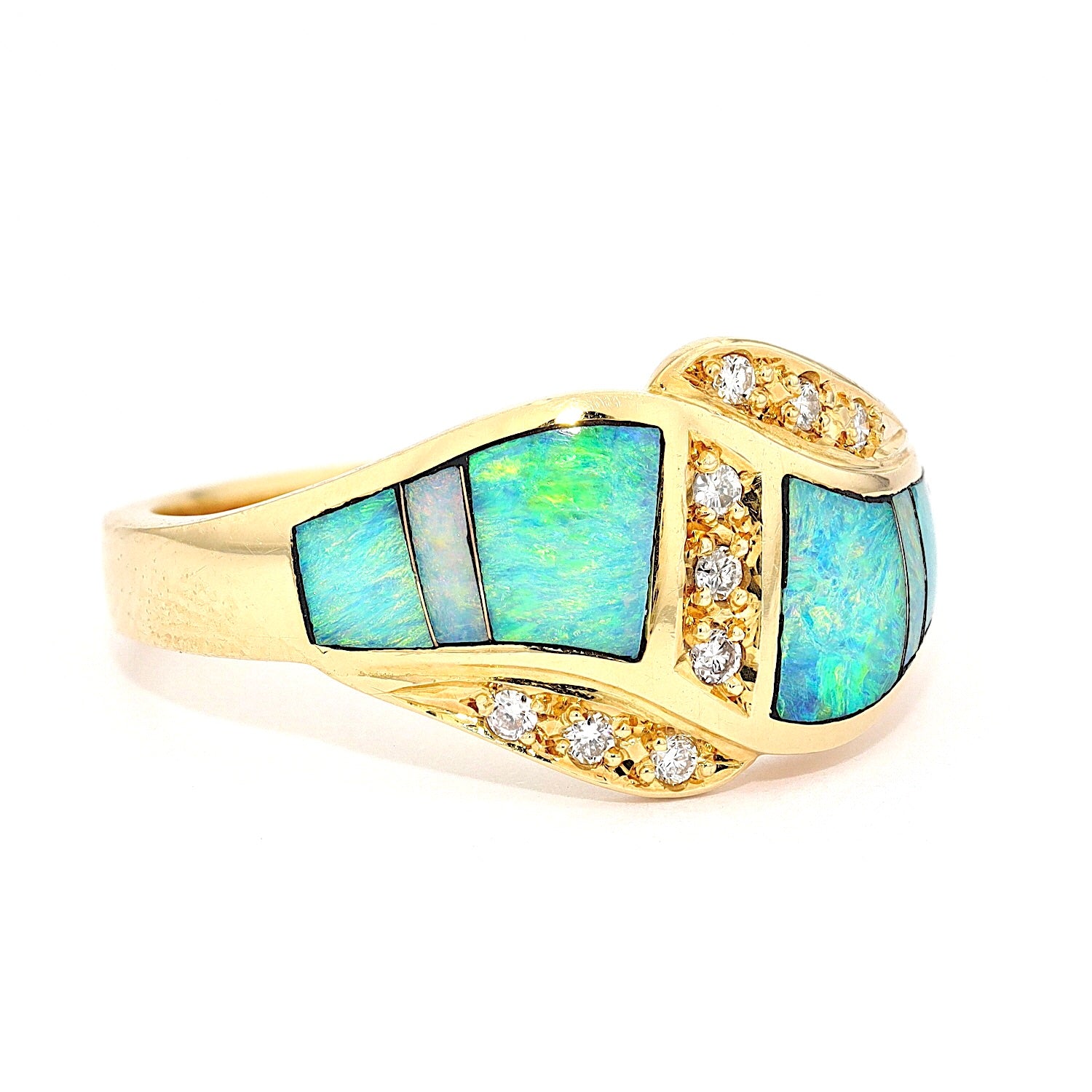 Ring in 18 kt Gelbgold mit Opalen und Brillanten, liegend rechts gedreht