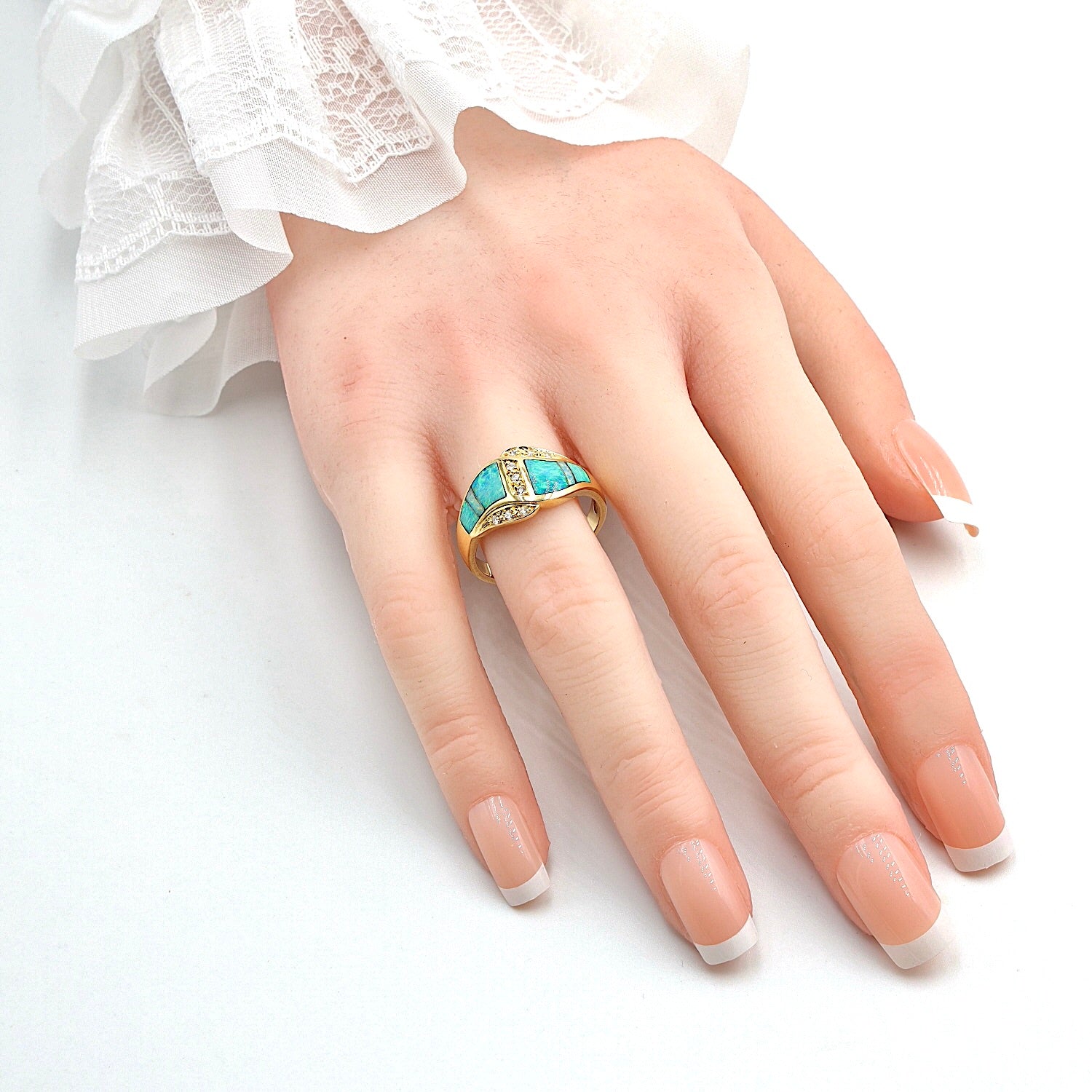 Ring in 18 kt Gelbgold mit Opalen und Brillanten, an der Hand