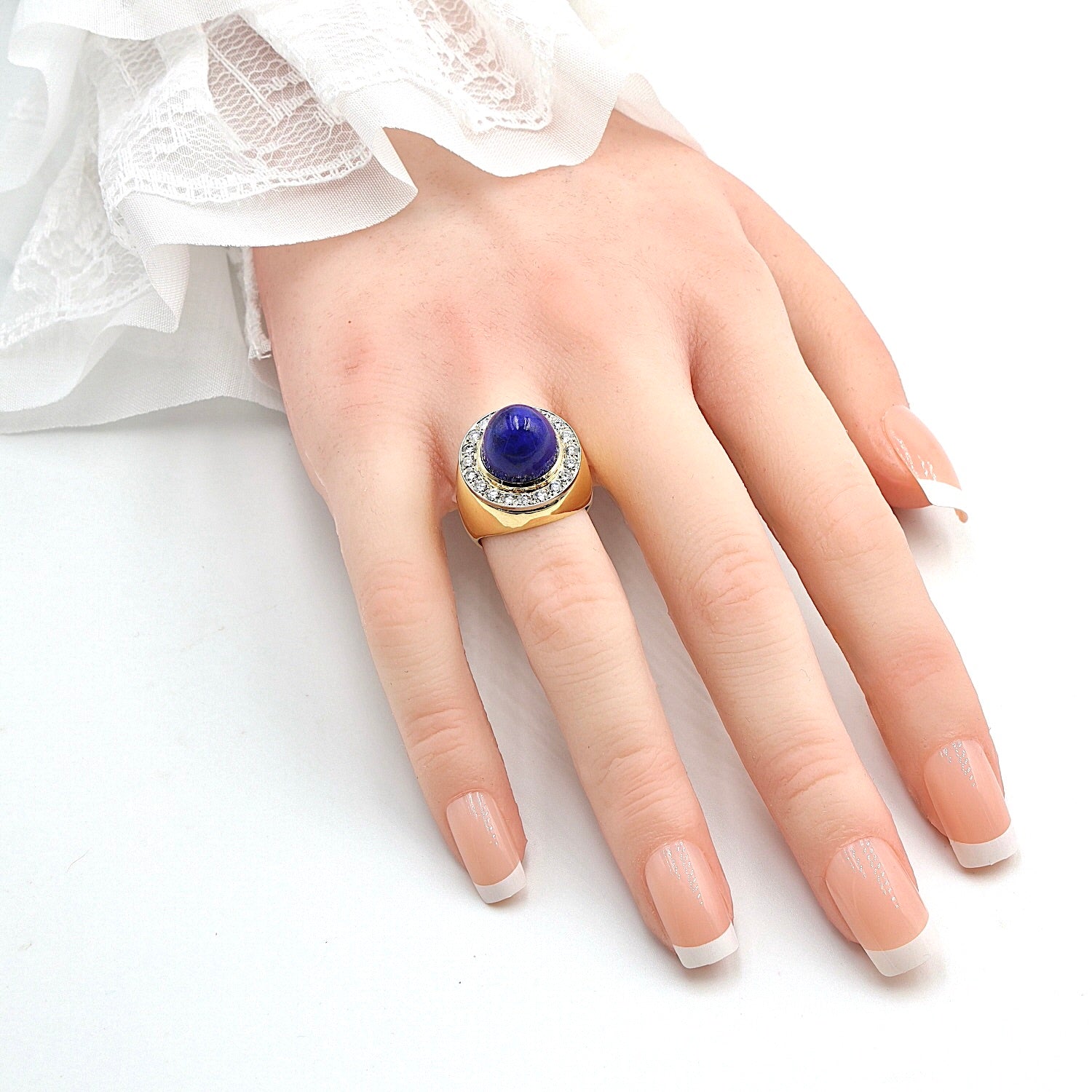 Vintage Ring in 750er Gelbgold mit einem Lapis lazuli und Brillanten, an der Hand