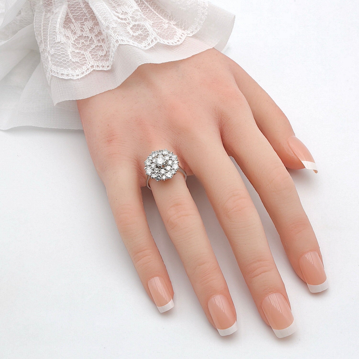 Ring in 750er Weißgold mit Brillanten, ges. ca. 2 ct, an der Hand