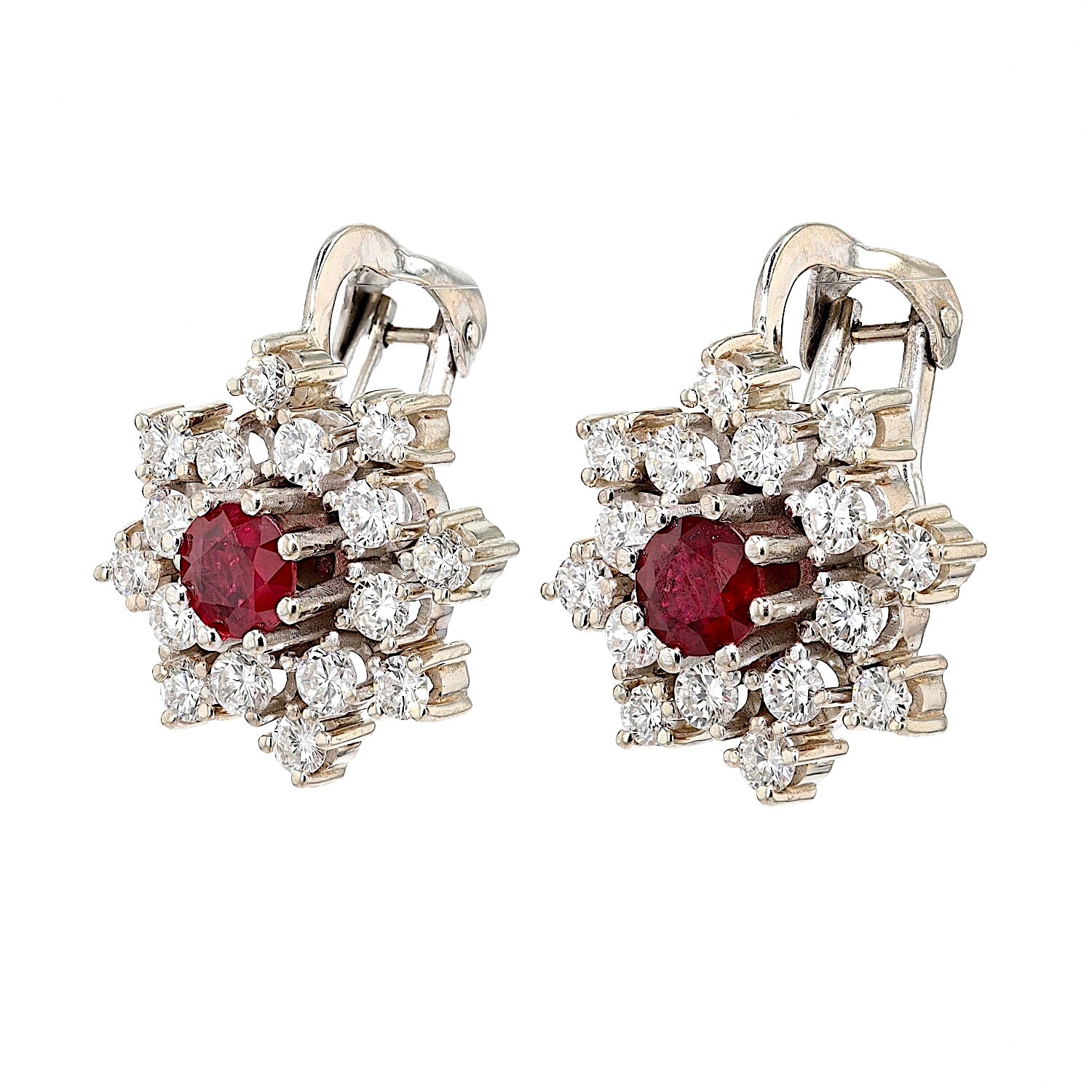 1 Paar Vintage Ohrclips in 585er Weißgold mit Brillanten, ges. 1,4 ct und Rubinen, hängend links gedreht