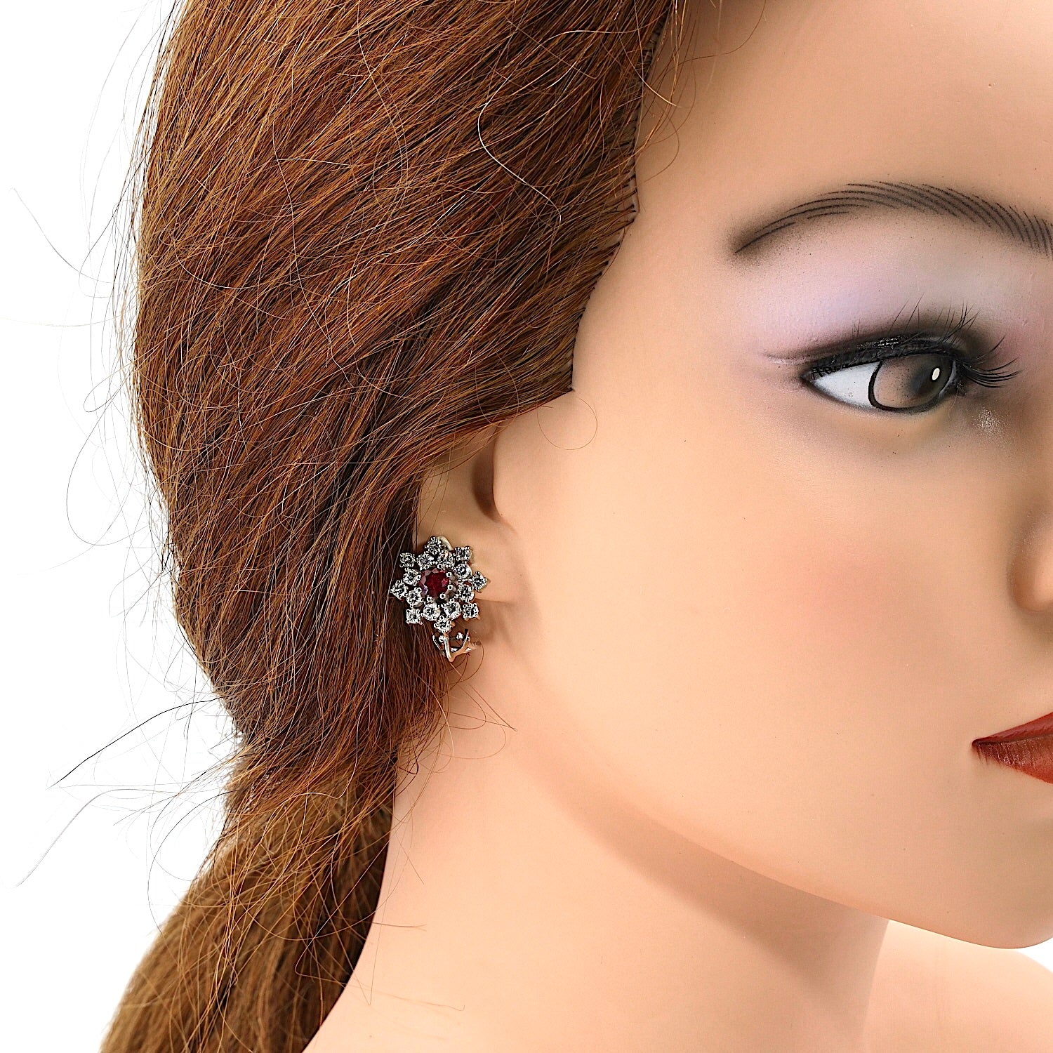 1 Paar Vintage Ohrclips in 585er Weißgold mit Brillanten, ges. 1,4 ct und Rubinen, einzelnd am Ohr