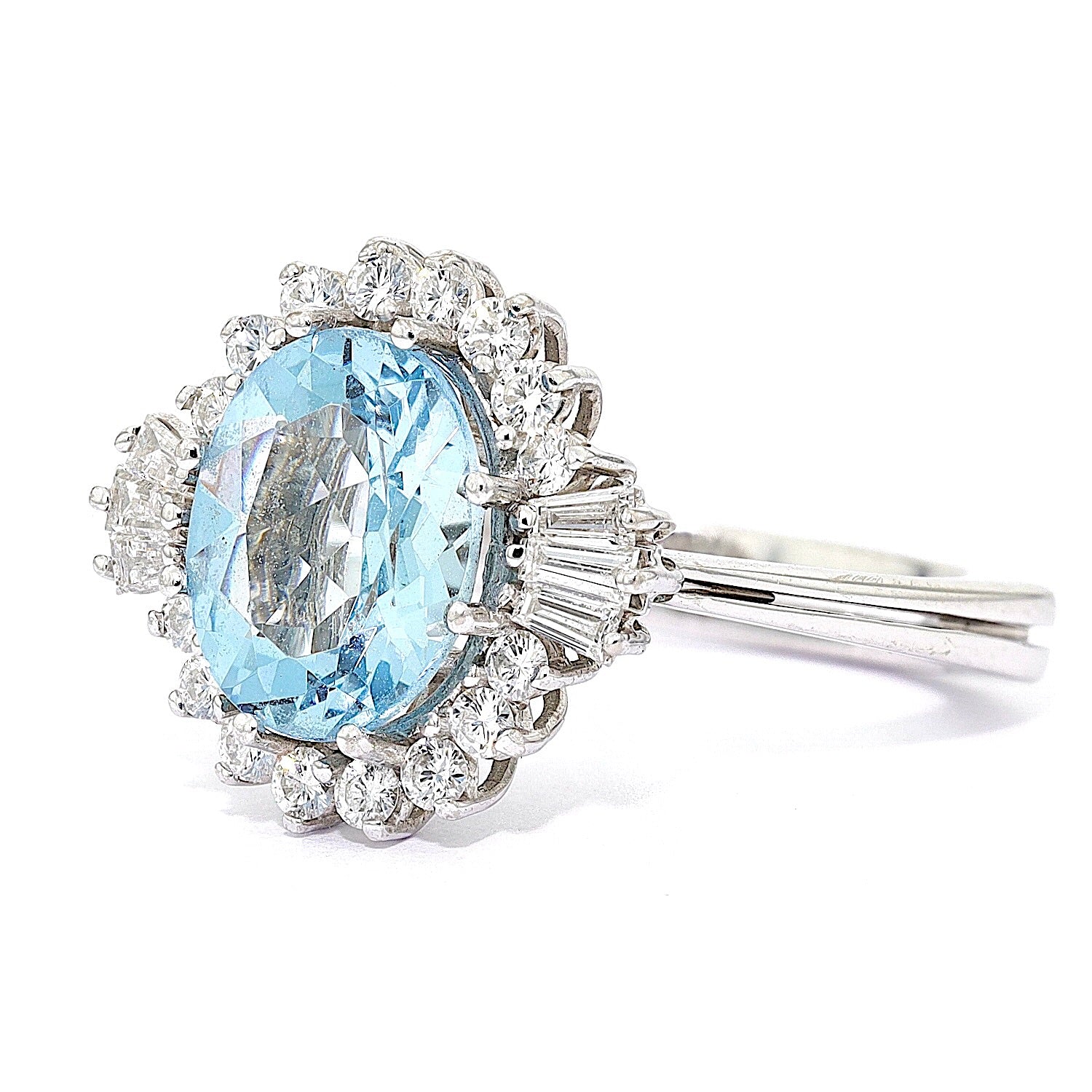 Vintage Ring in 750er Weißgold mit einem Aquamarin und Brillanten / Diamanten, liegend links gedreht
