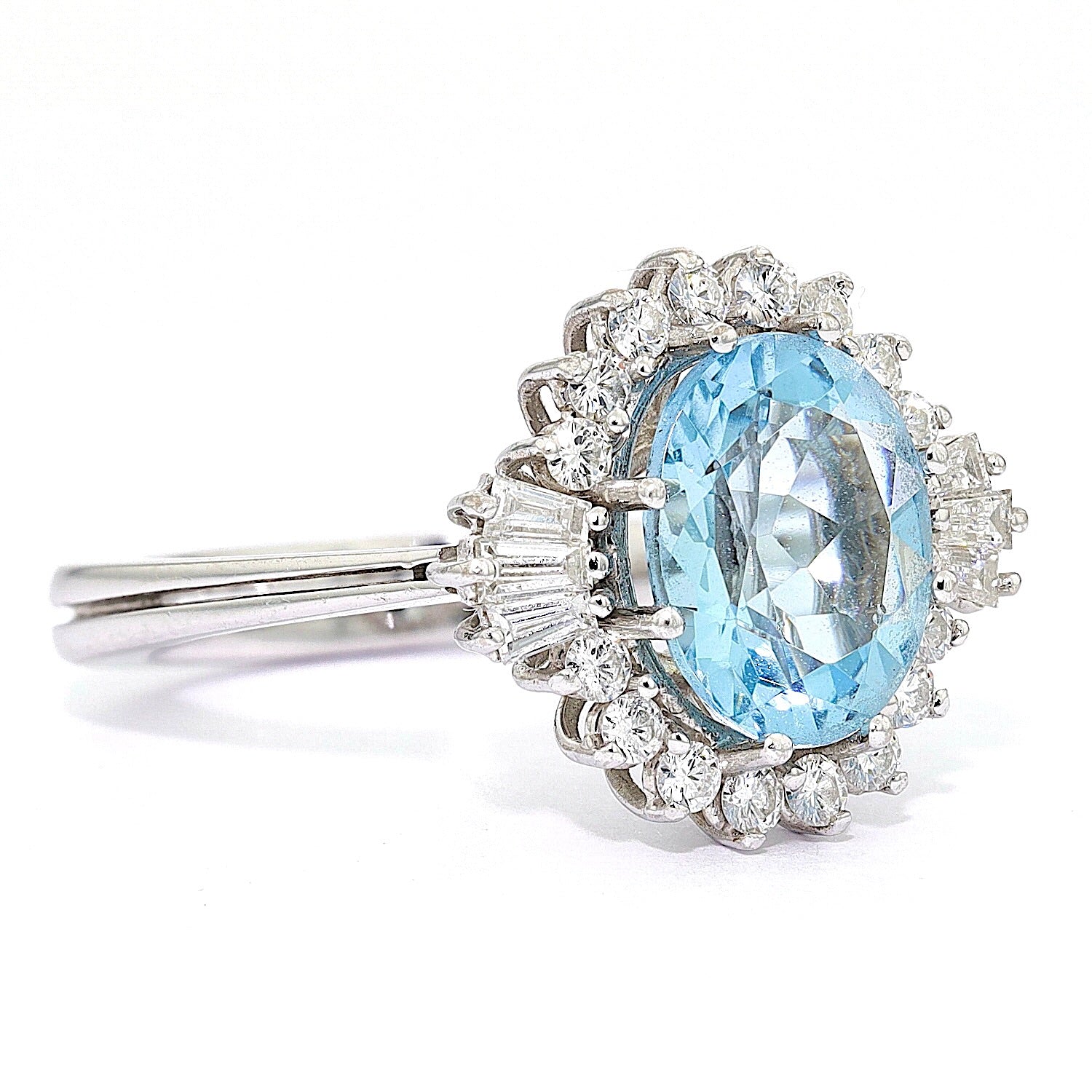 Vintage Ring in 750er Weißgold mit einem Aquamarin und Brillanten / Diamanten, liegend rechts gedreht