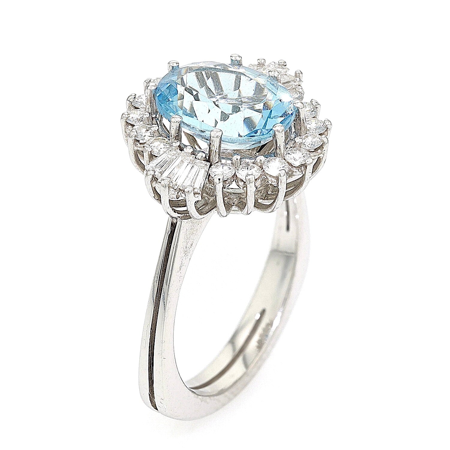 Vintage Ring in 750er Weißgold mit einem Aquamarin und Brillanten / Diamanten, stehend