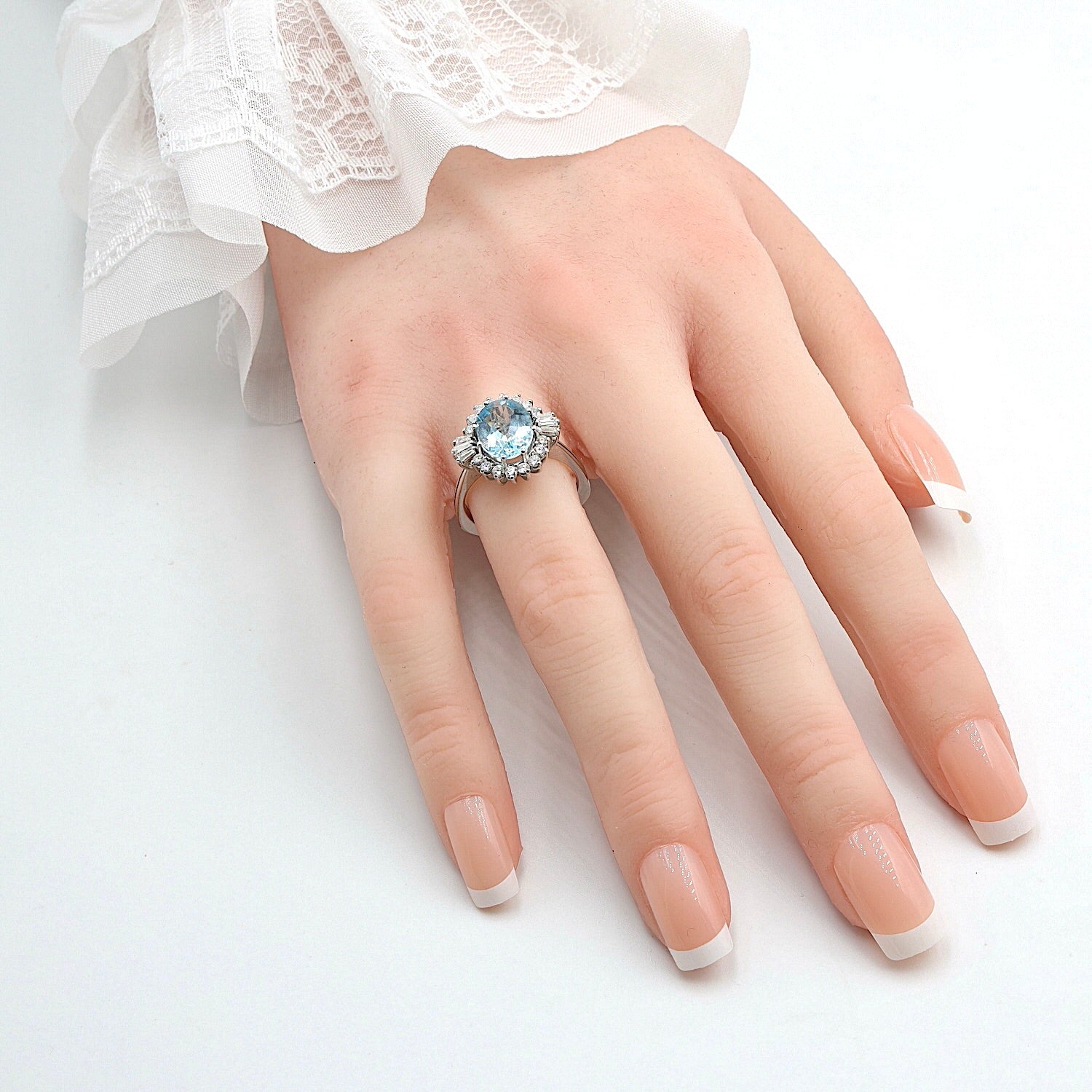 Vintage Ring in 750er Weißgold mit einem Aquamarin und Brillanten / Diamanten, an der Hand